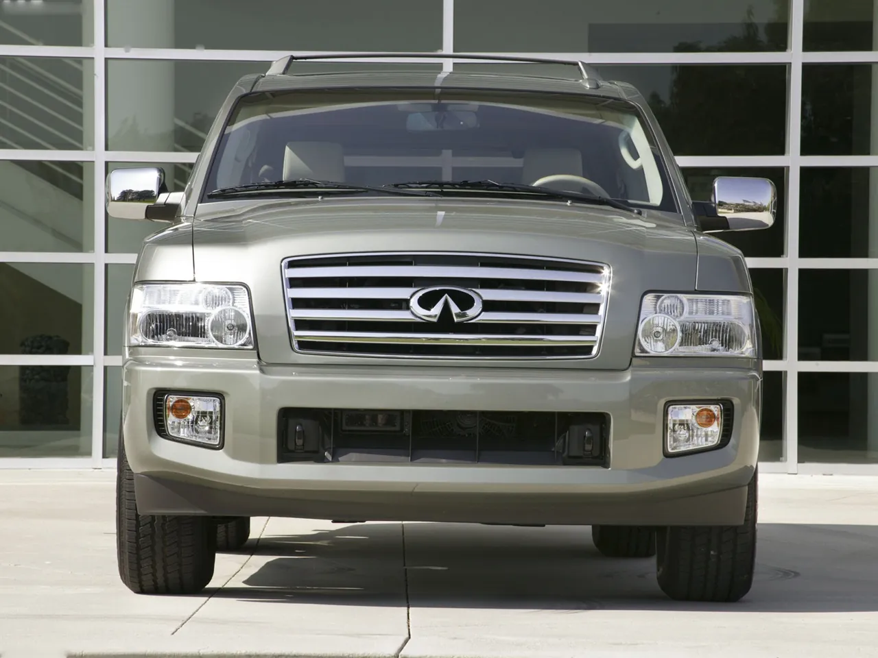 Infiniti QX56 (2006) – zepředu