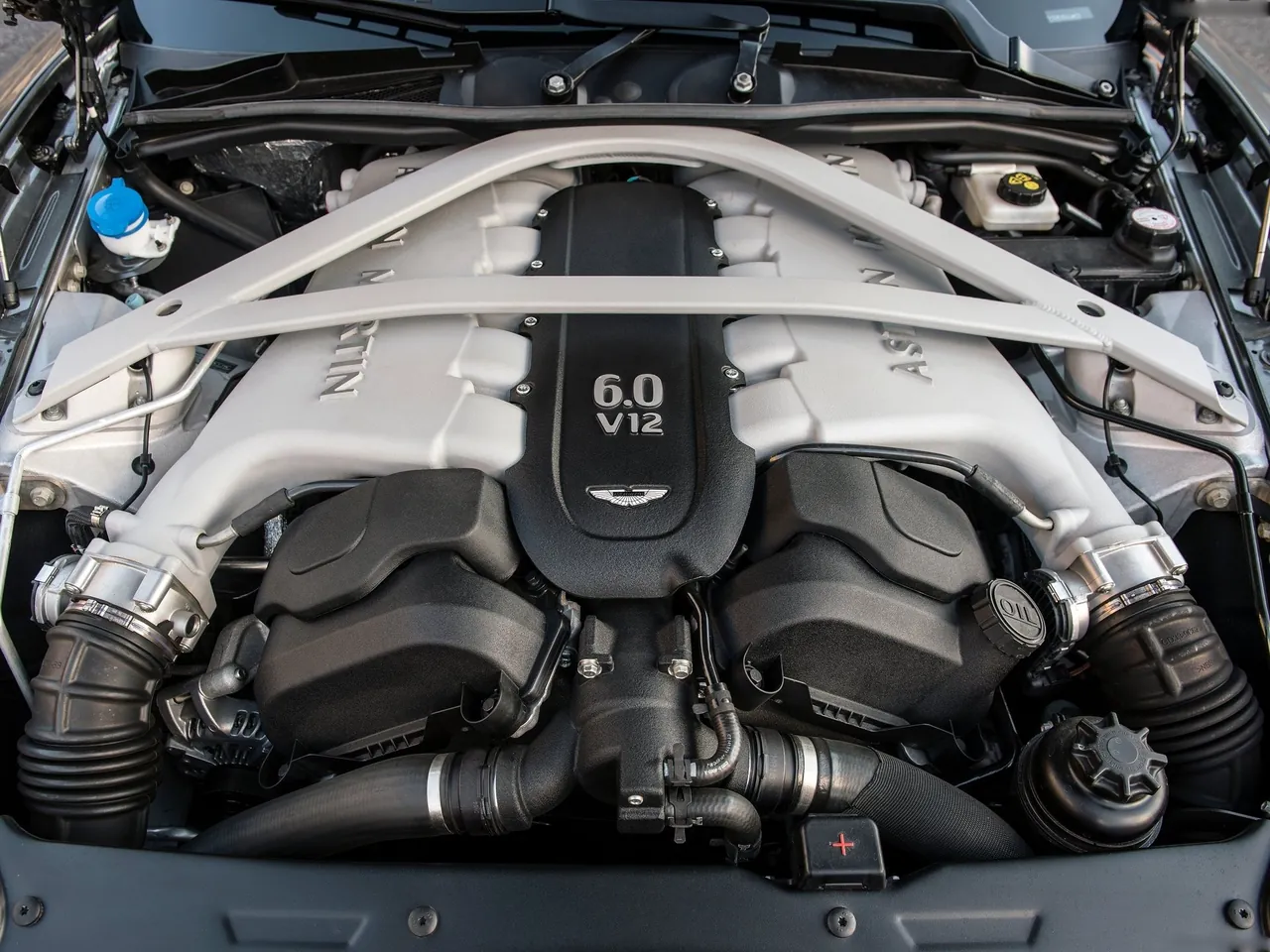 Aston Martin DB9 GT (2016) - Engine