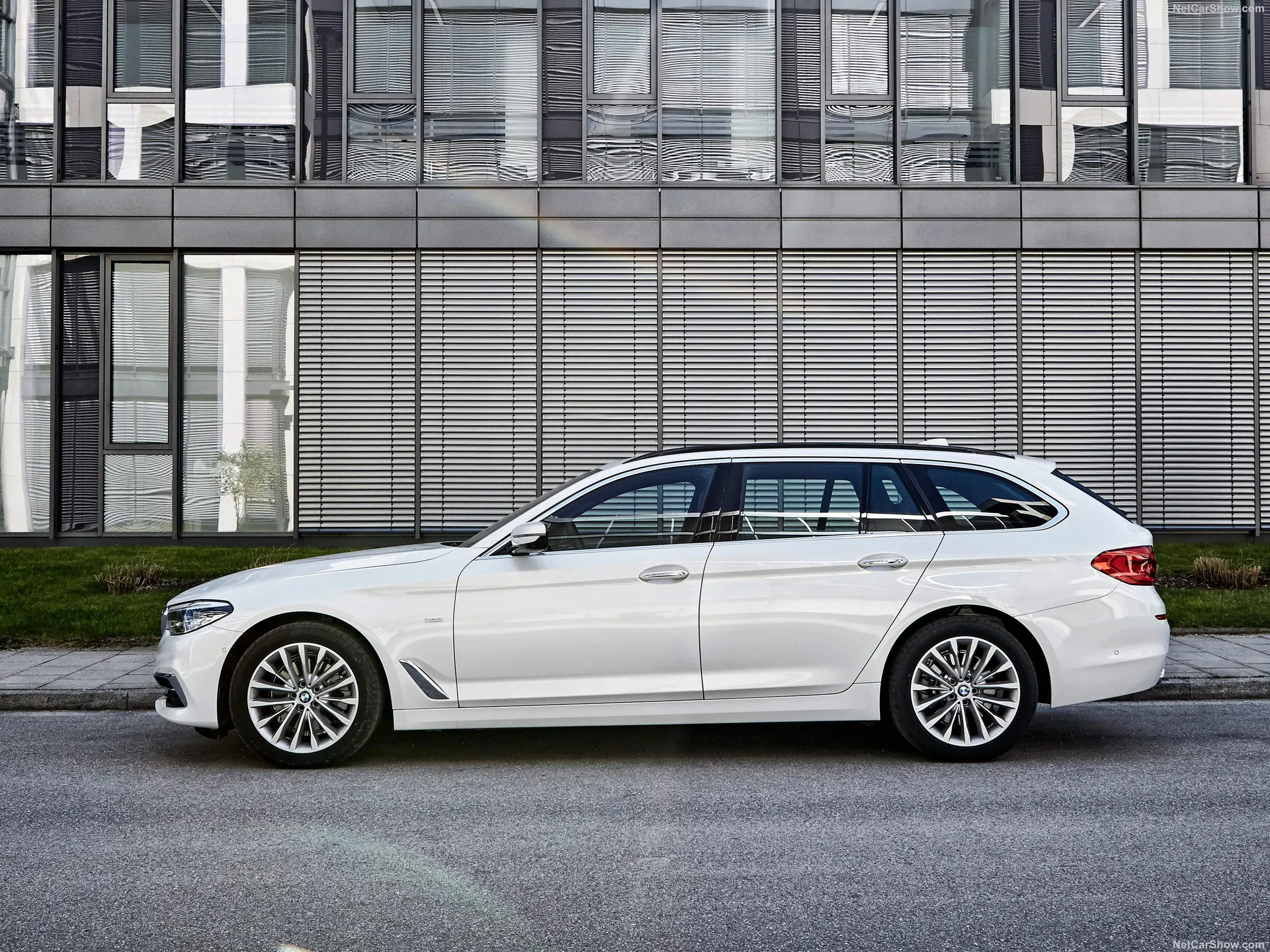 BMW 5-Series Touring (2018) – boční profil