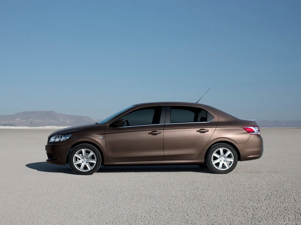 Peugeot 301 (2013) – boční profil