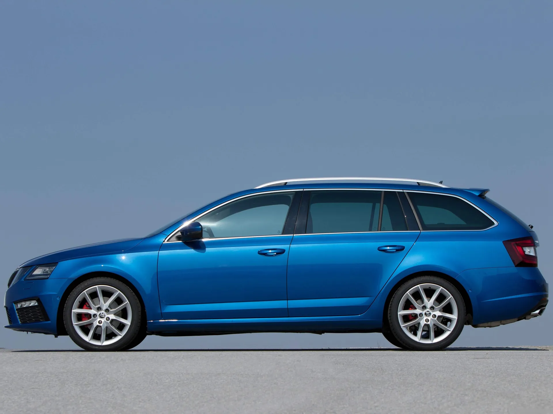 Skoda Octavia Combi RS (2017) – boční profil