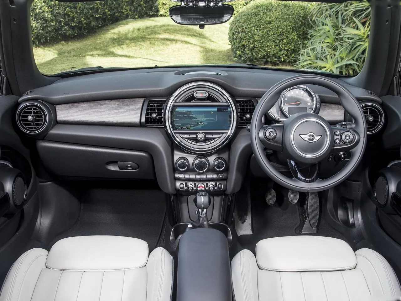 Mini Convertible [UK] (2016) – interiér