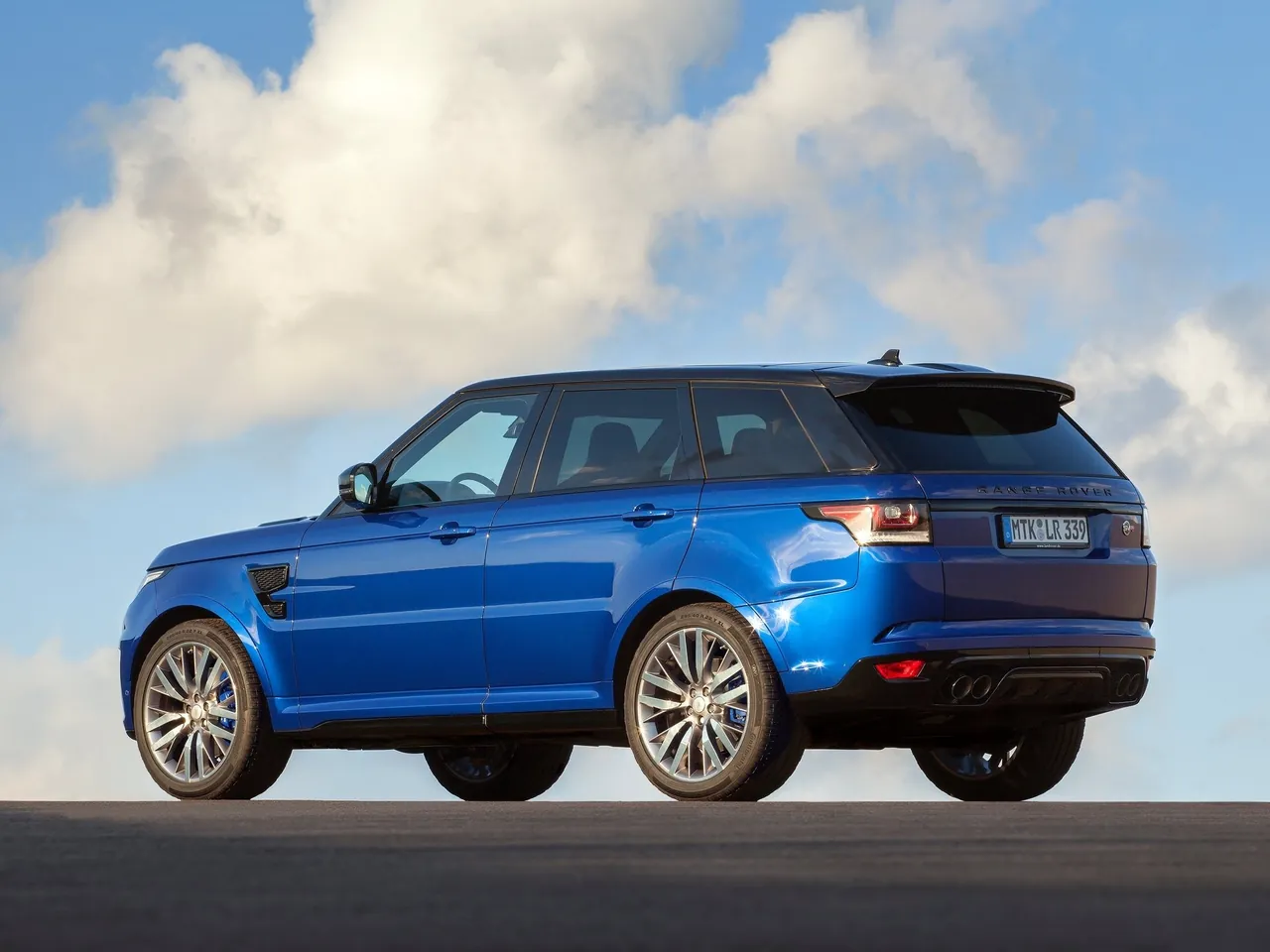 Land Rover Range Rover Sport SVR (2015) – zadní tříčtvrteční pohled