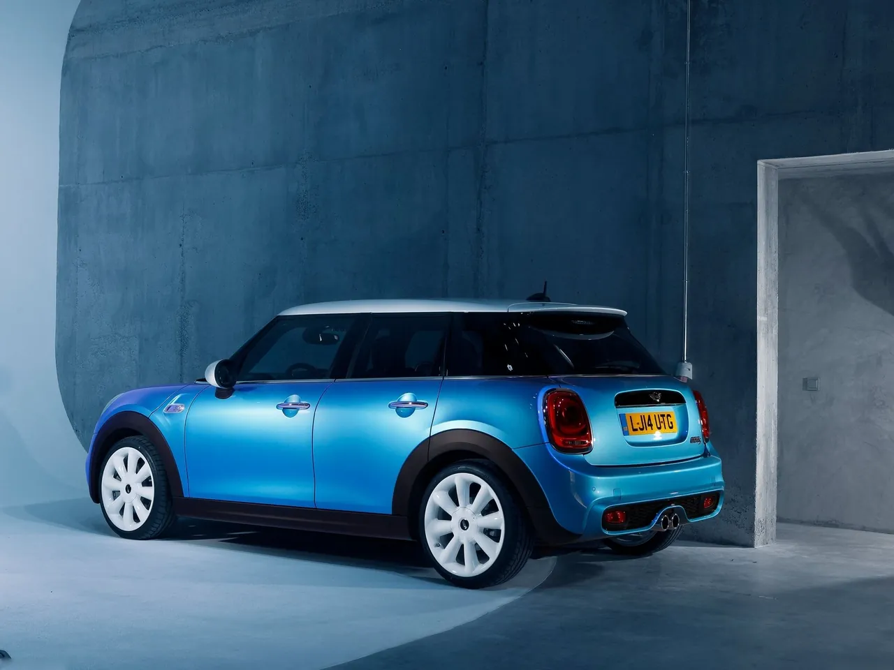 Mini Cooper 5-door (2015) – zadní tříčtvrteční pohled