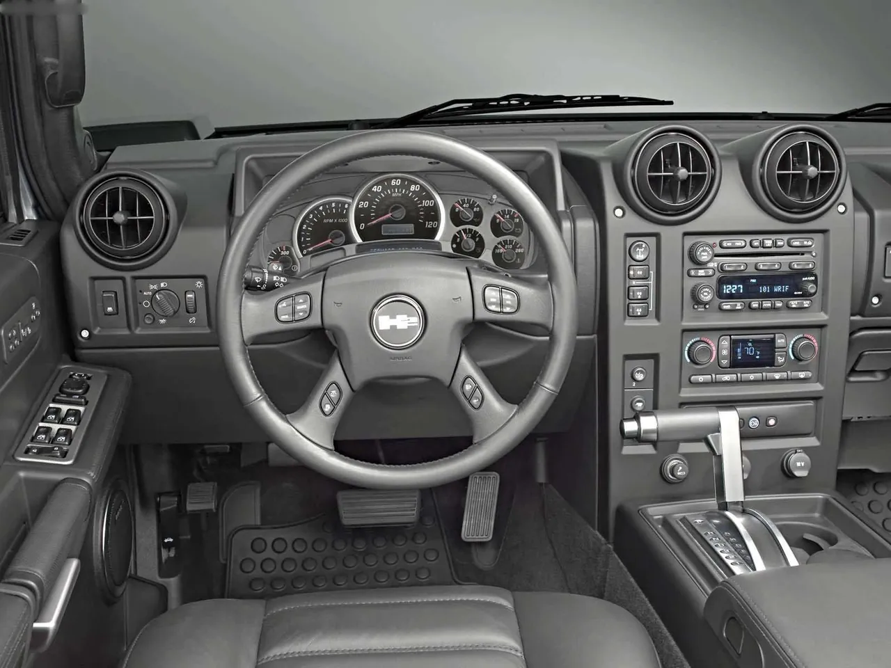 Hummer H2 SUT (2005) – interiér