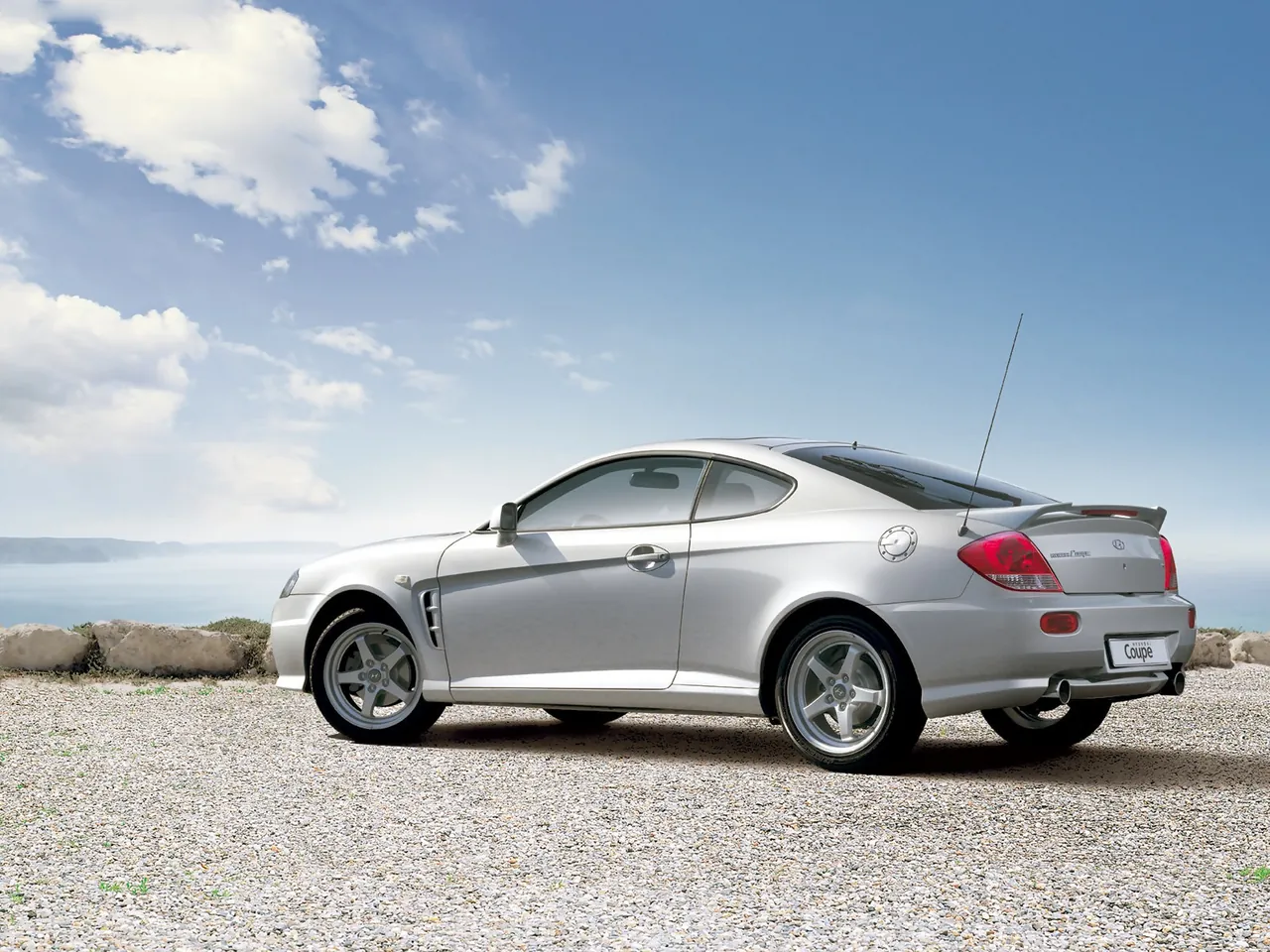 Hyundai Coupe (2005) – zadní tříčtvrteční pohled