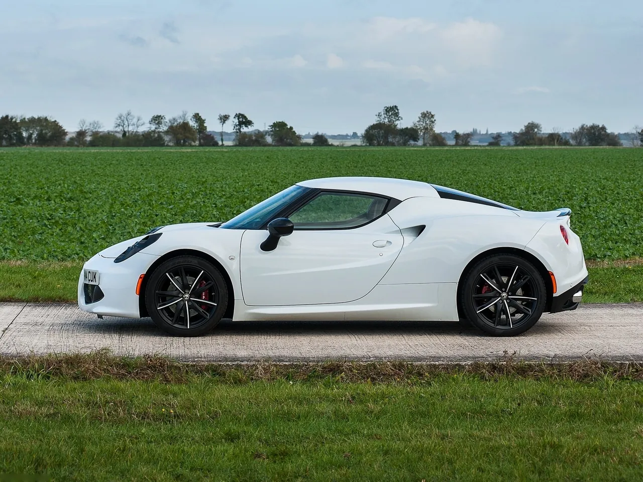Alfa Romeo 4C [UK] (2014) – boční profil