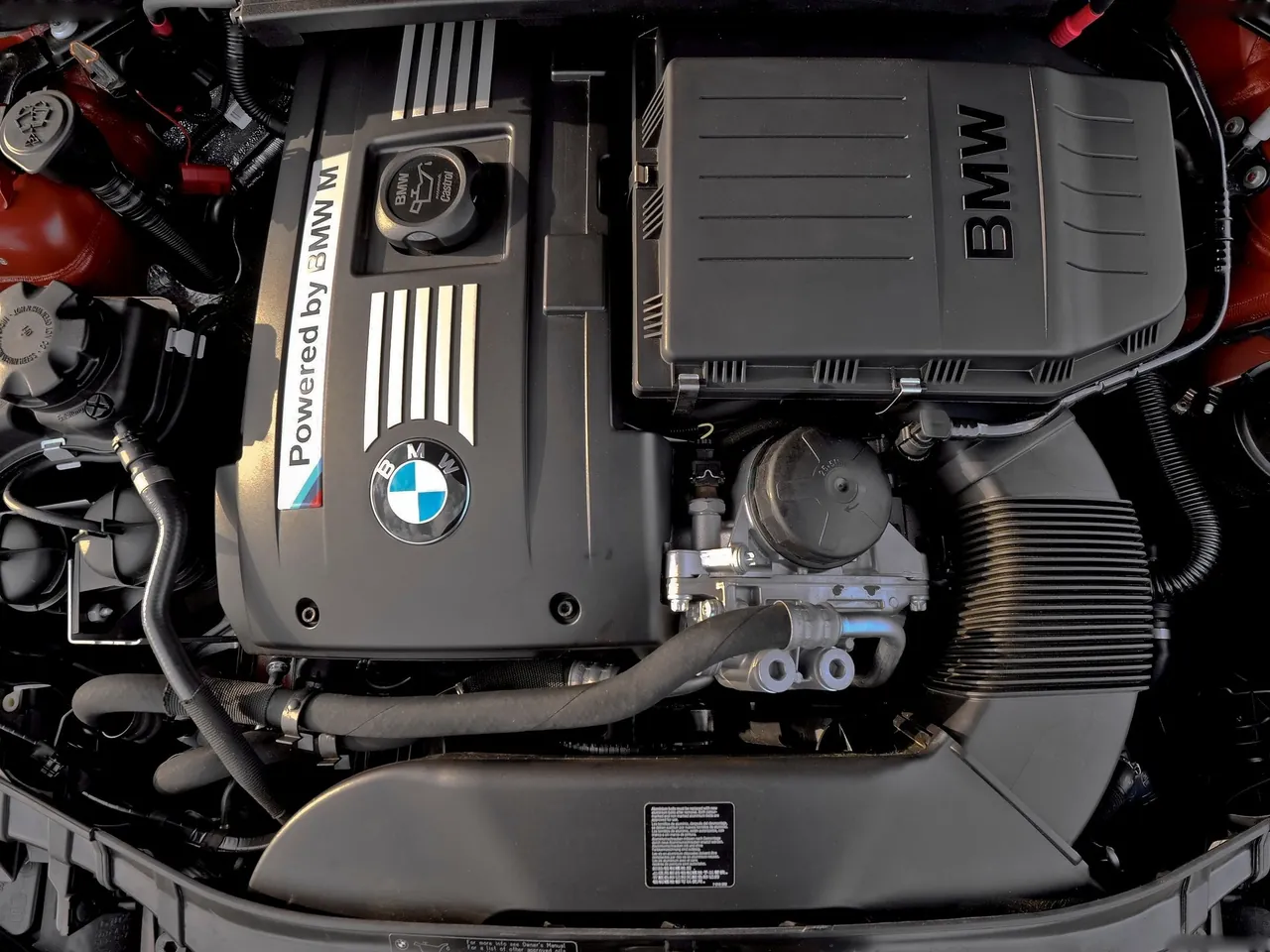 BMW 1-Series M Coupe [US] (2011) – motorový prostor
