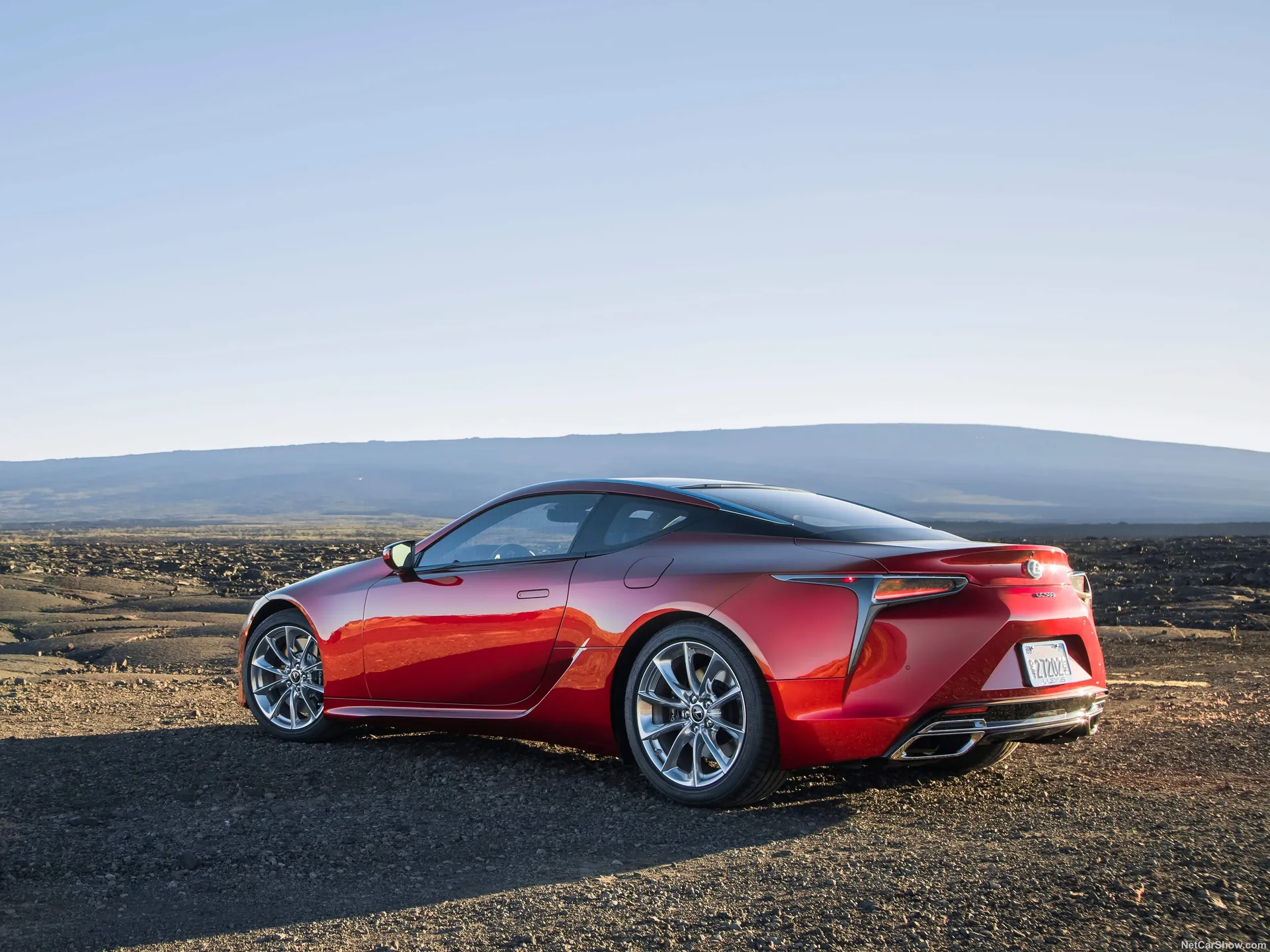 Lexus LC 500 (2018) – zadní tříčtvrteční pohled