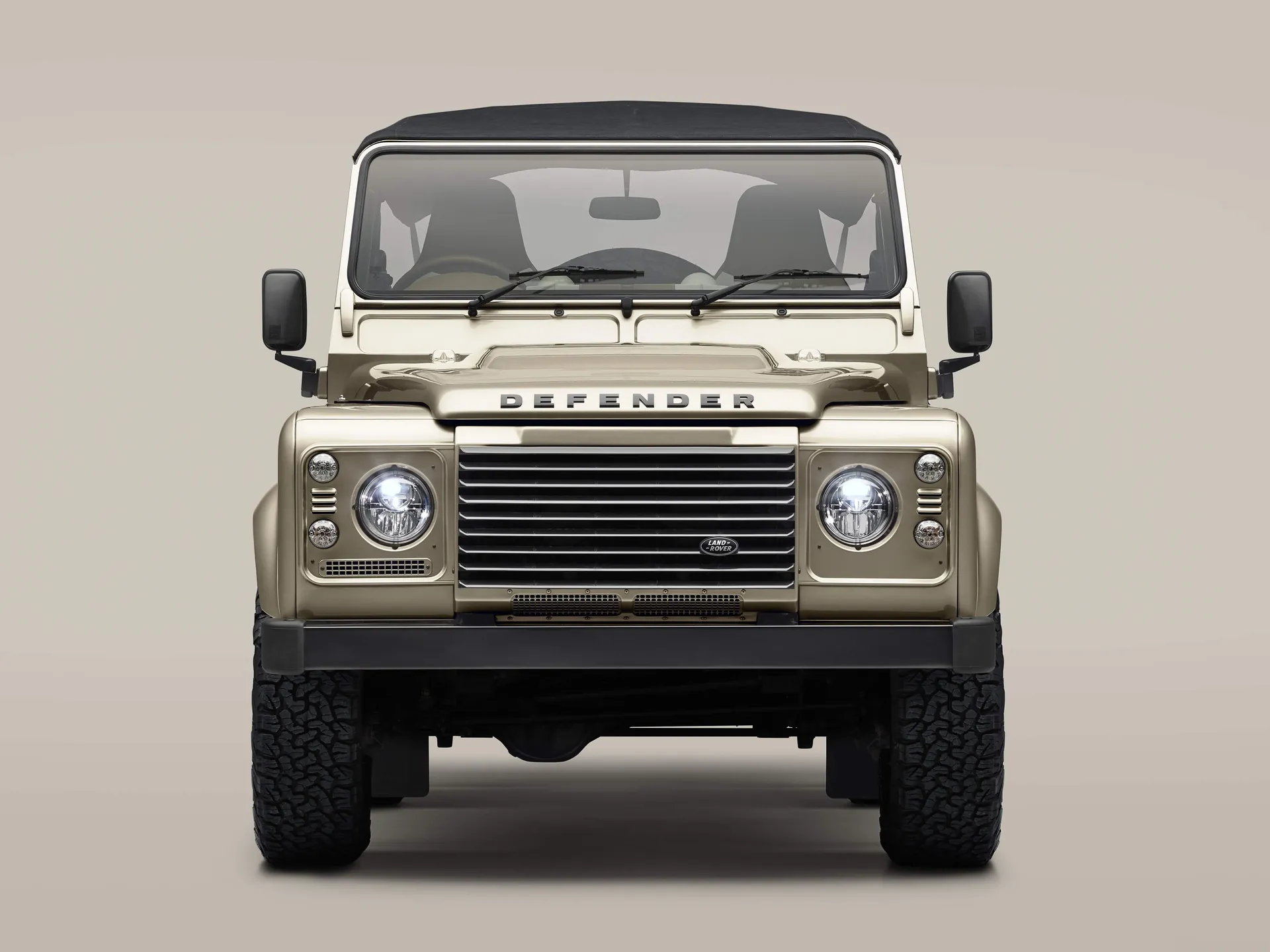 Land Rover Defender Classic V8 Soft Top (2025) - Front