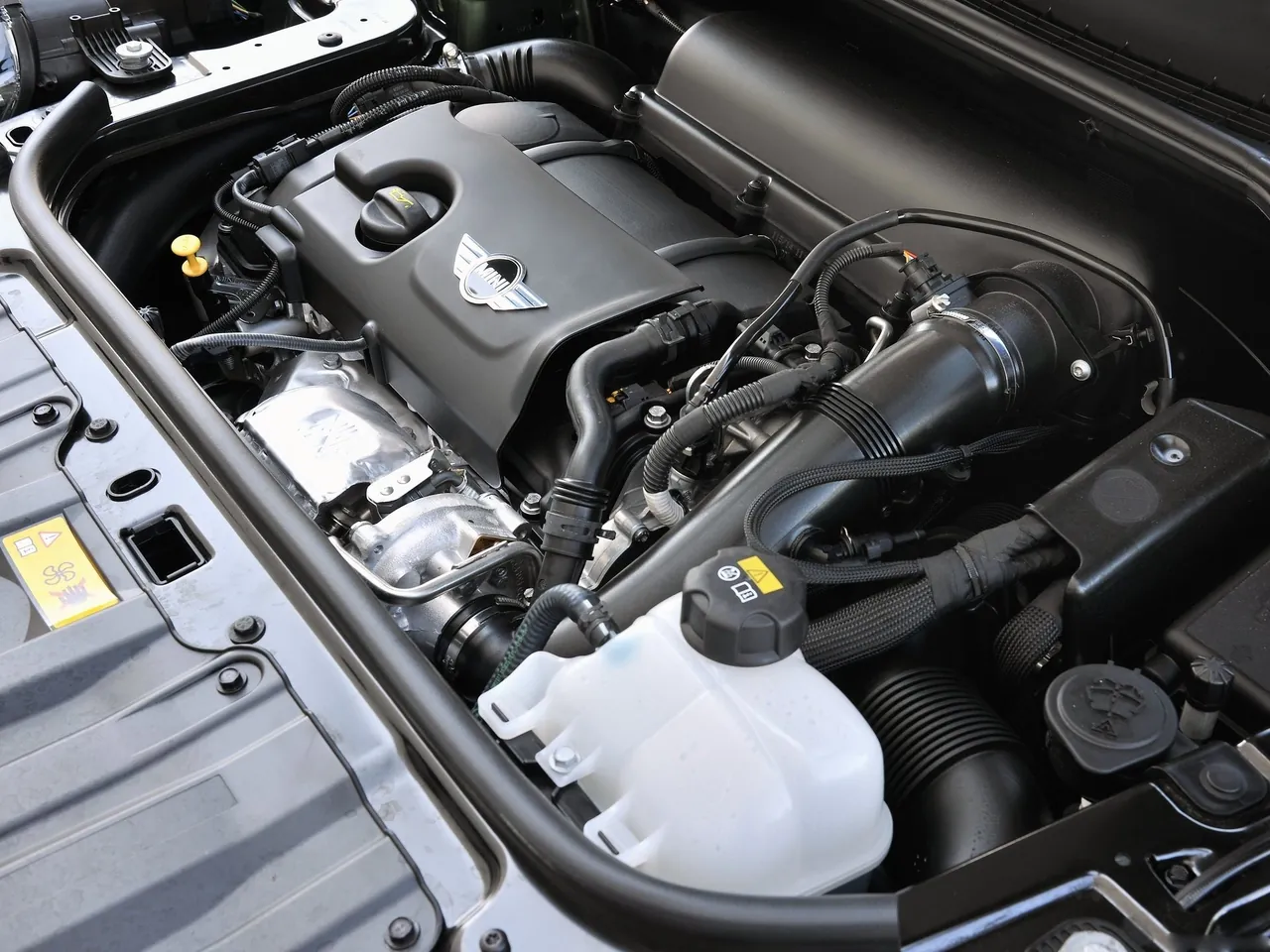 Mini Countryman (2015) – motorový prostor