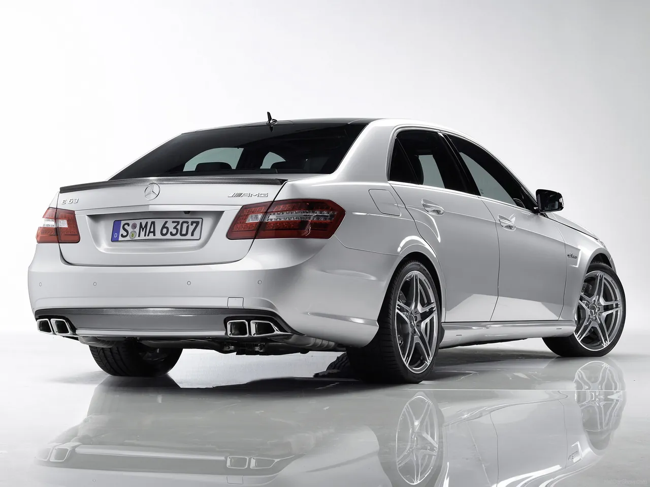 Mercedes-Benz E63 AMG (2010) – zadní tříčtvrteční pohled