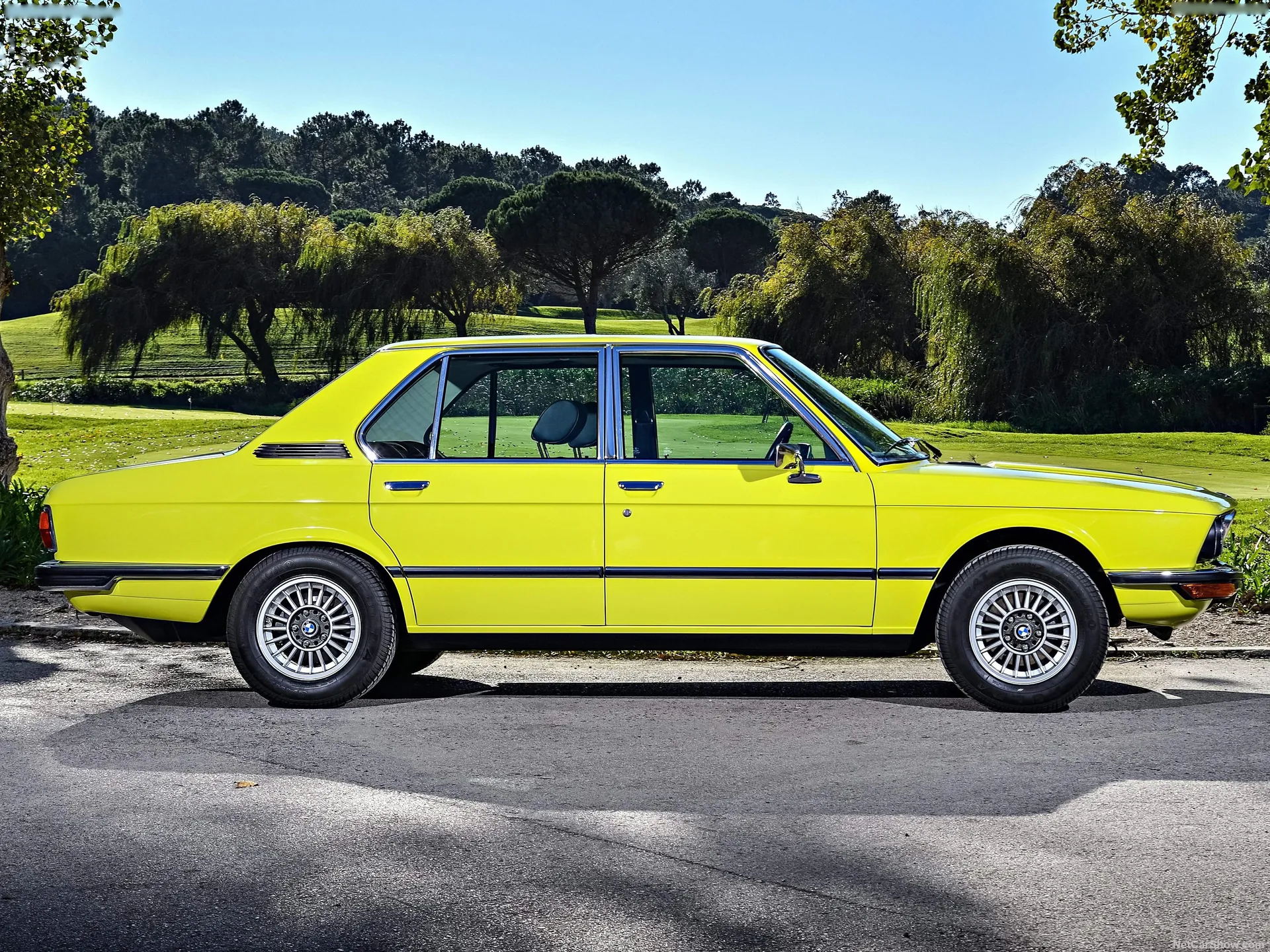 BMW 5-Series (1975) – boční profil