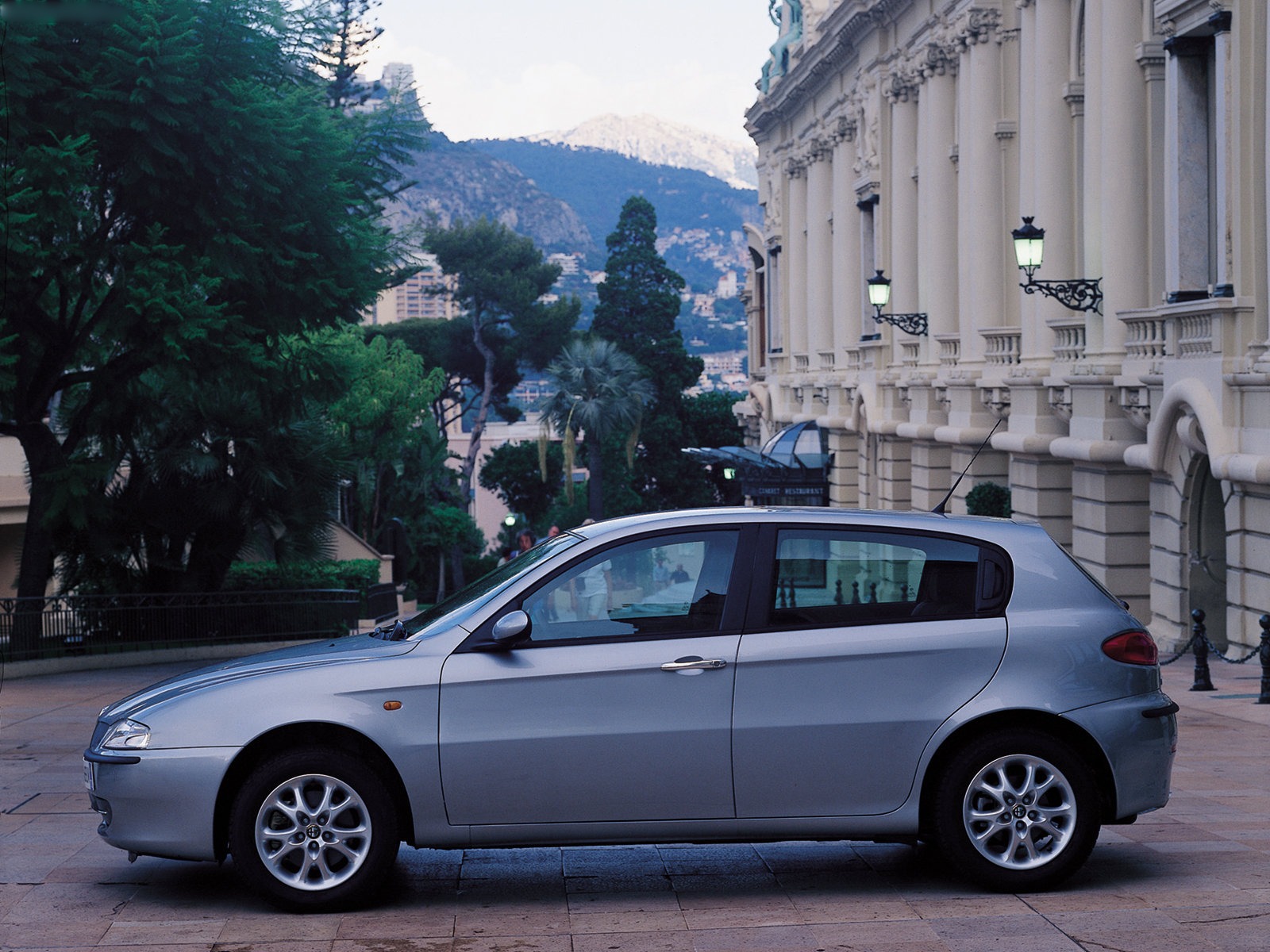 Alfa Romeo 147 (2000) – boční profil