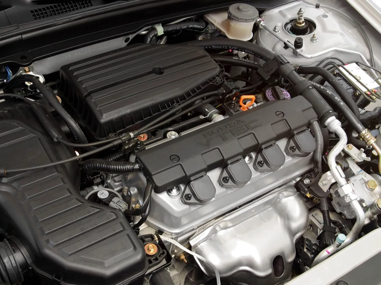 Honda Civic Coupe (2003) – motorový prostor