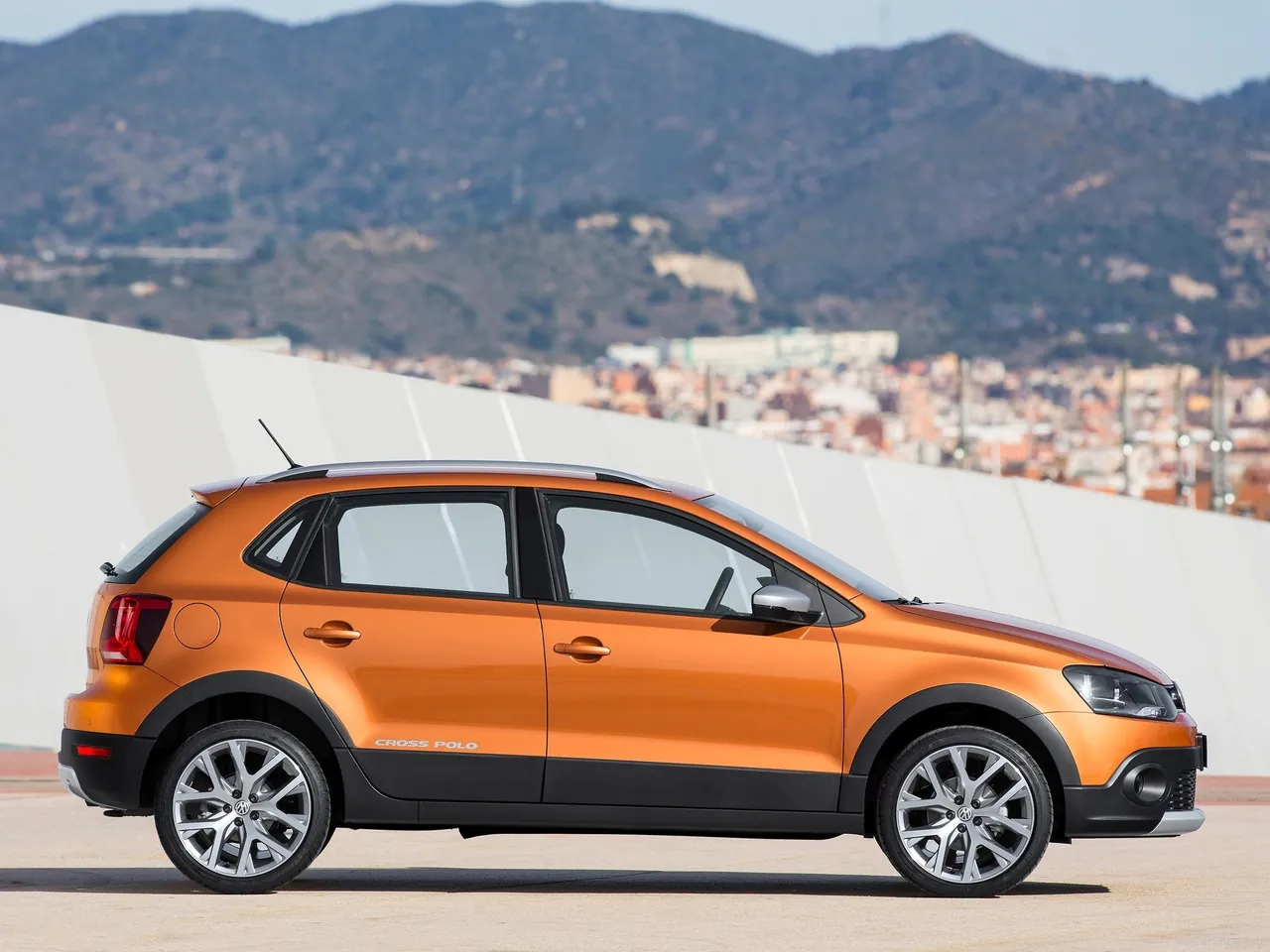 Volkswagen CrossPolo (2014) - Side Profile