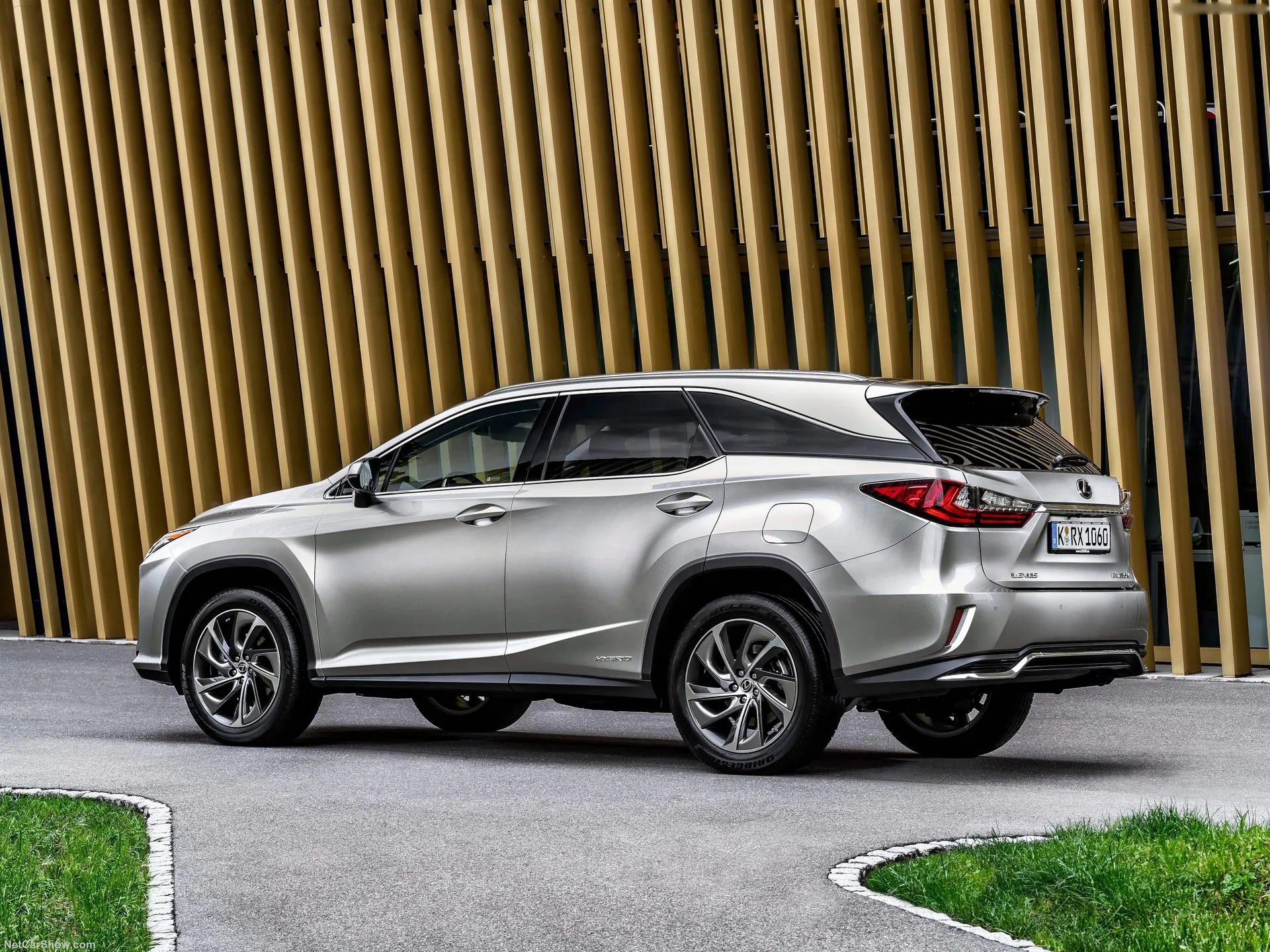 Lexus RX L (2018) – zadní tříčtvrteční pohled