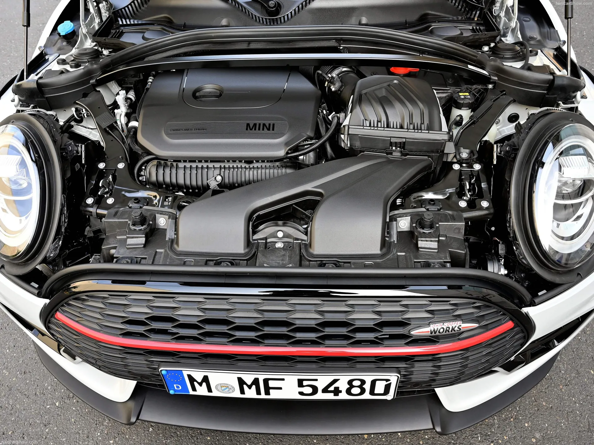 Mini John Cooper Works Clubman (2020) – motorový prostor