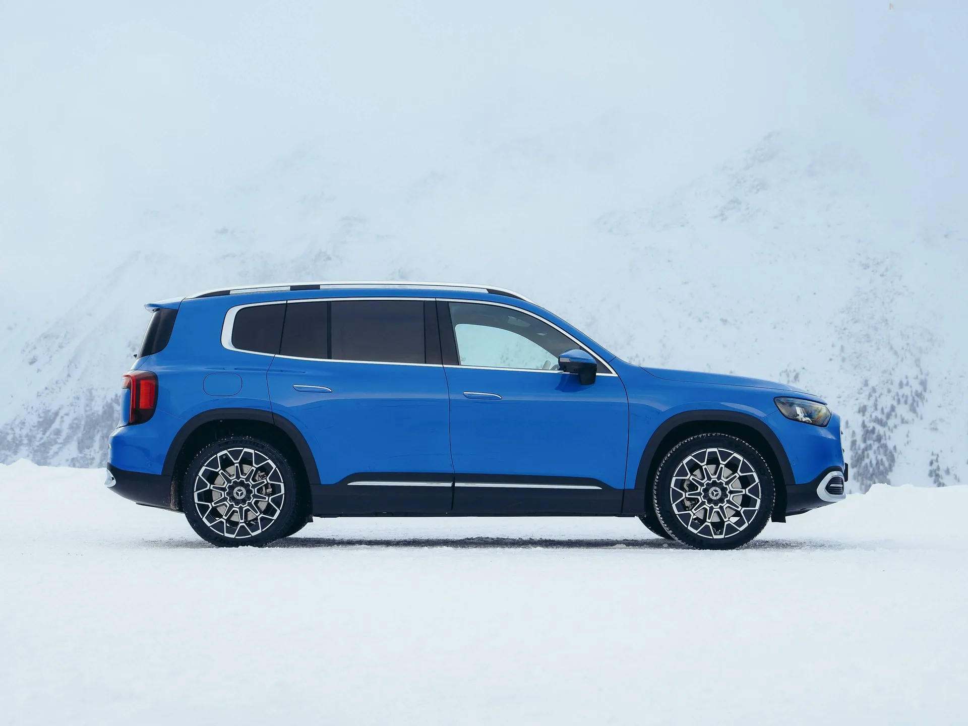 Mercedes-Benz GLB (2027) – boční profil