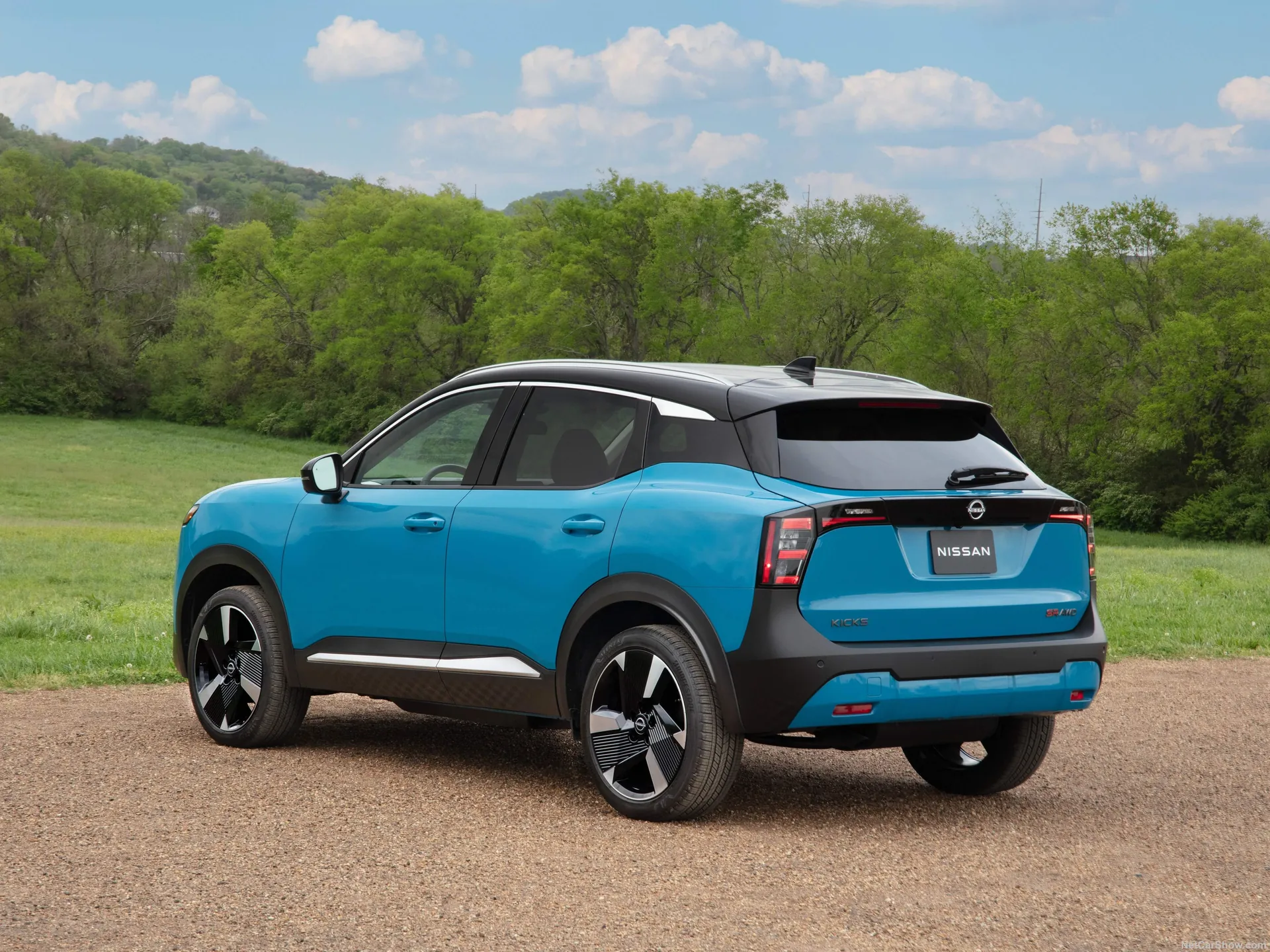 Nissan Kicks (2025) – zadní tříčtvrteční pohled