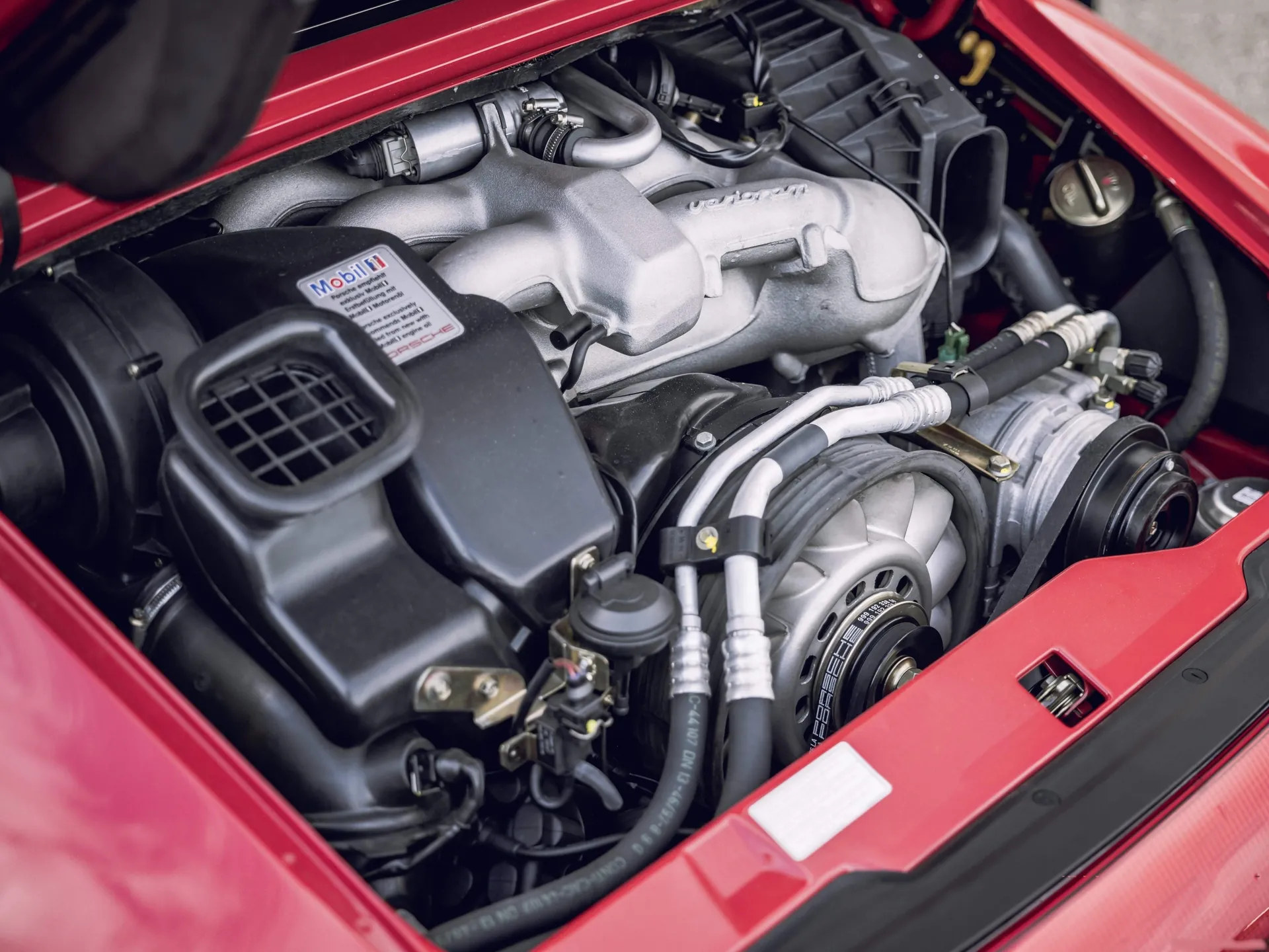 Porsche 911 Carrera 4S (1995) - Engine Bay