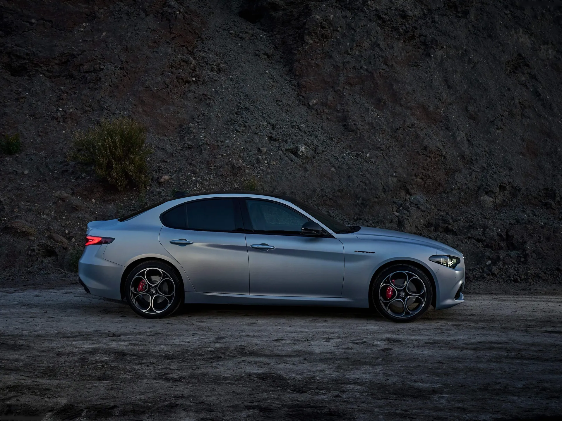 Alfa Romeo Giulia (2023) – boční profil