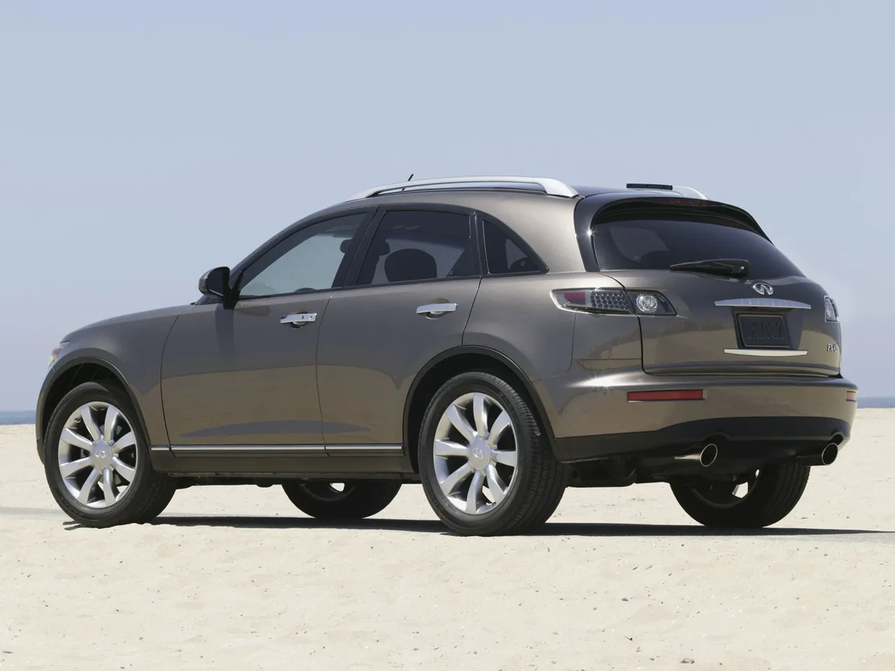 Infiniti FX45 (2005) – zadní tříčtvrteční pohled