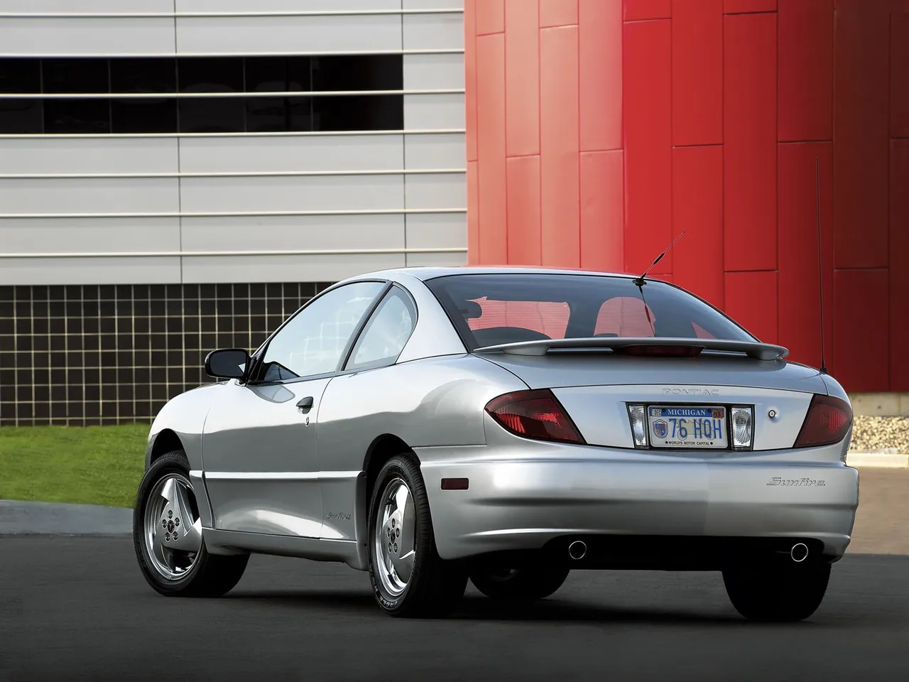Pontiac Sunfire Coupe (2003) – zadní tříčtvrteční pohled