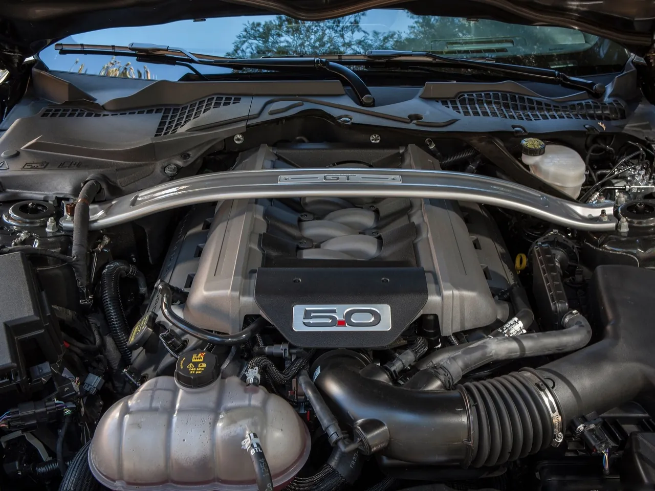 Ford Mustang GT (2015) – motorový prostor