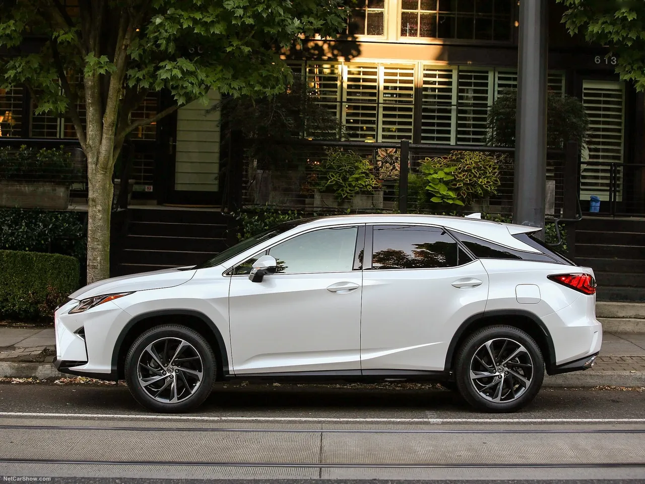 Lexus RX 350 (2016) – boční profil