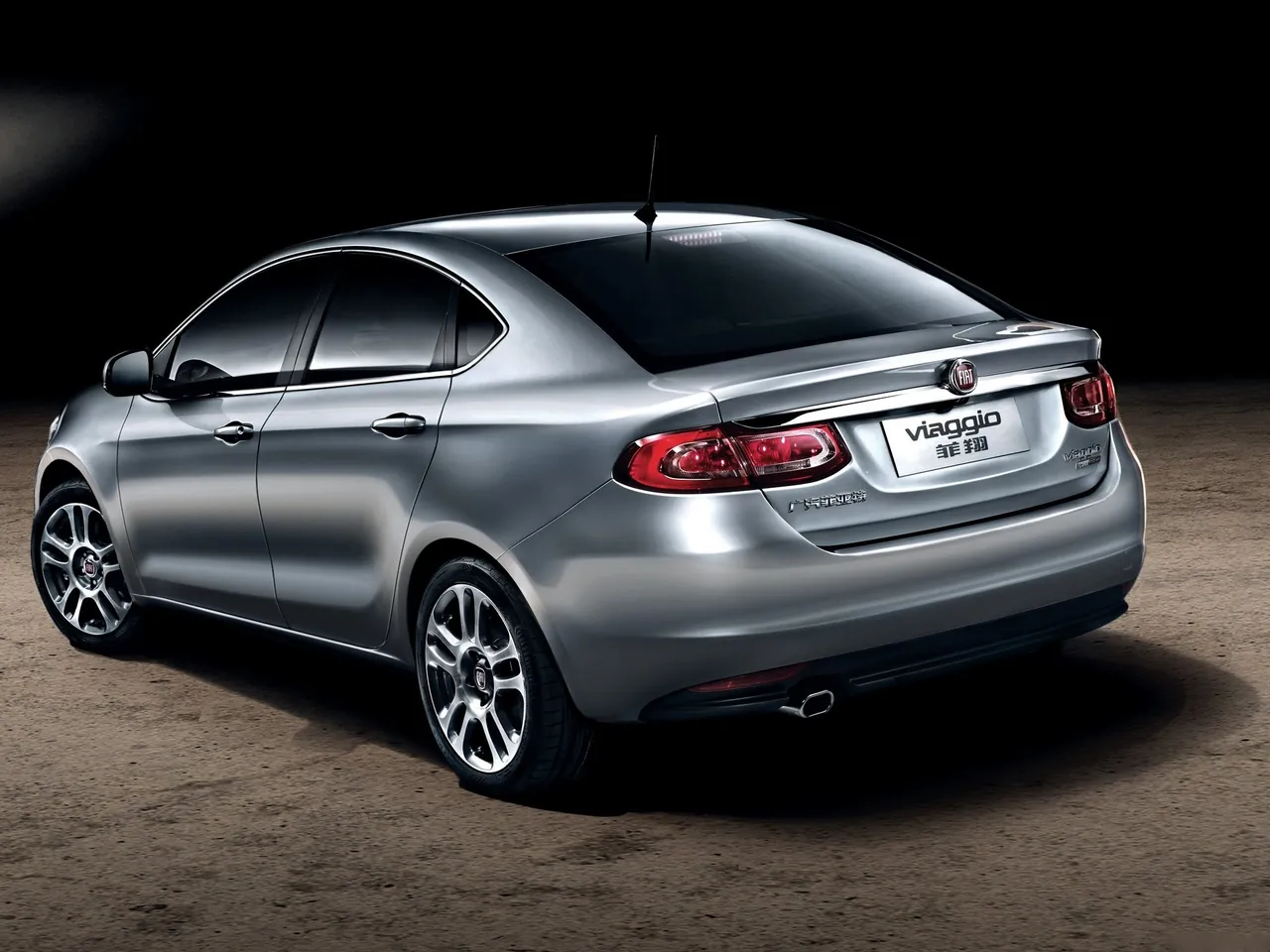 Fiat Viaggio (2013) – zadní tříčtvrteční pohled