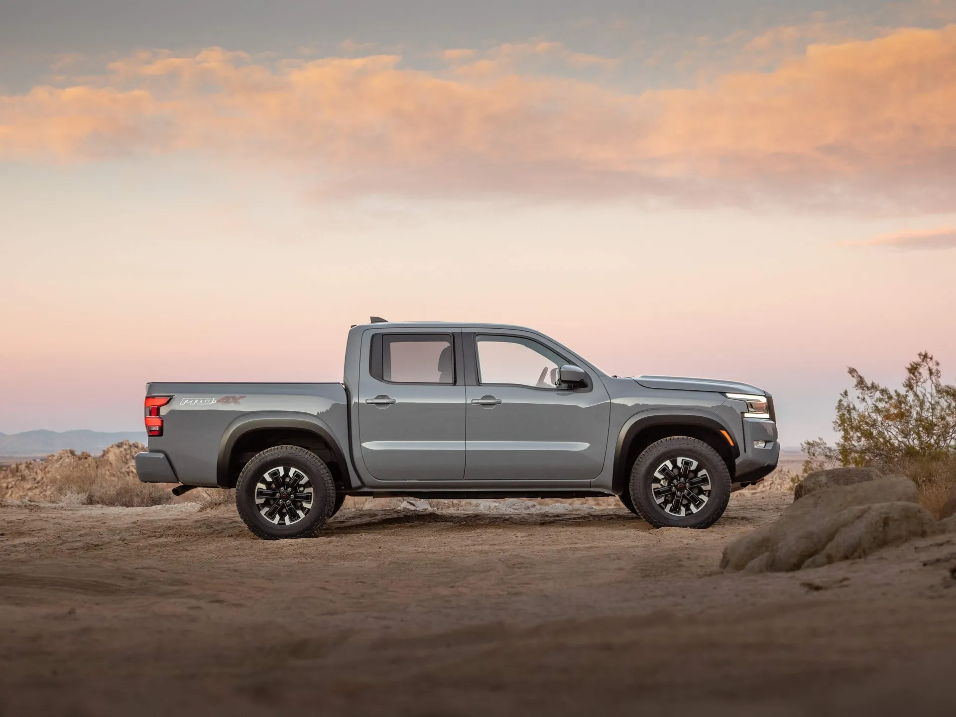 Nissan Frontier (2022) – boční profil