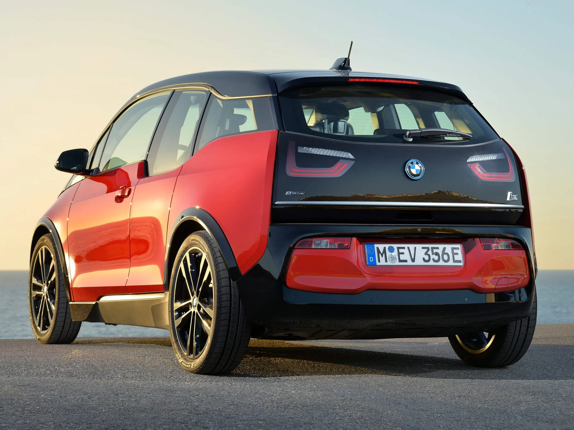 BMW i3s (2018) – zadní tříčtvrteční pohled