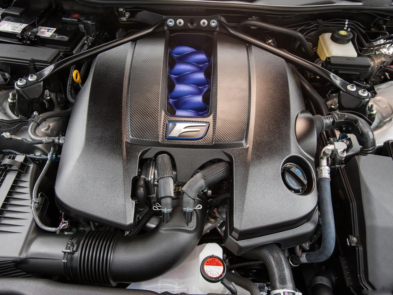 Lexus RC F (2015) – motorový prostor