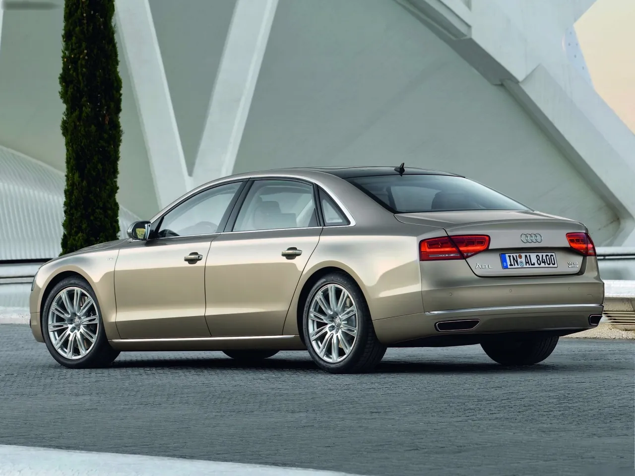 Audi A8 L (2011) – zadní tříčtvrteční pohled