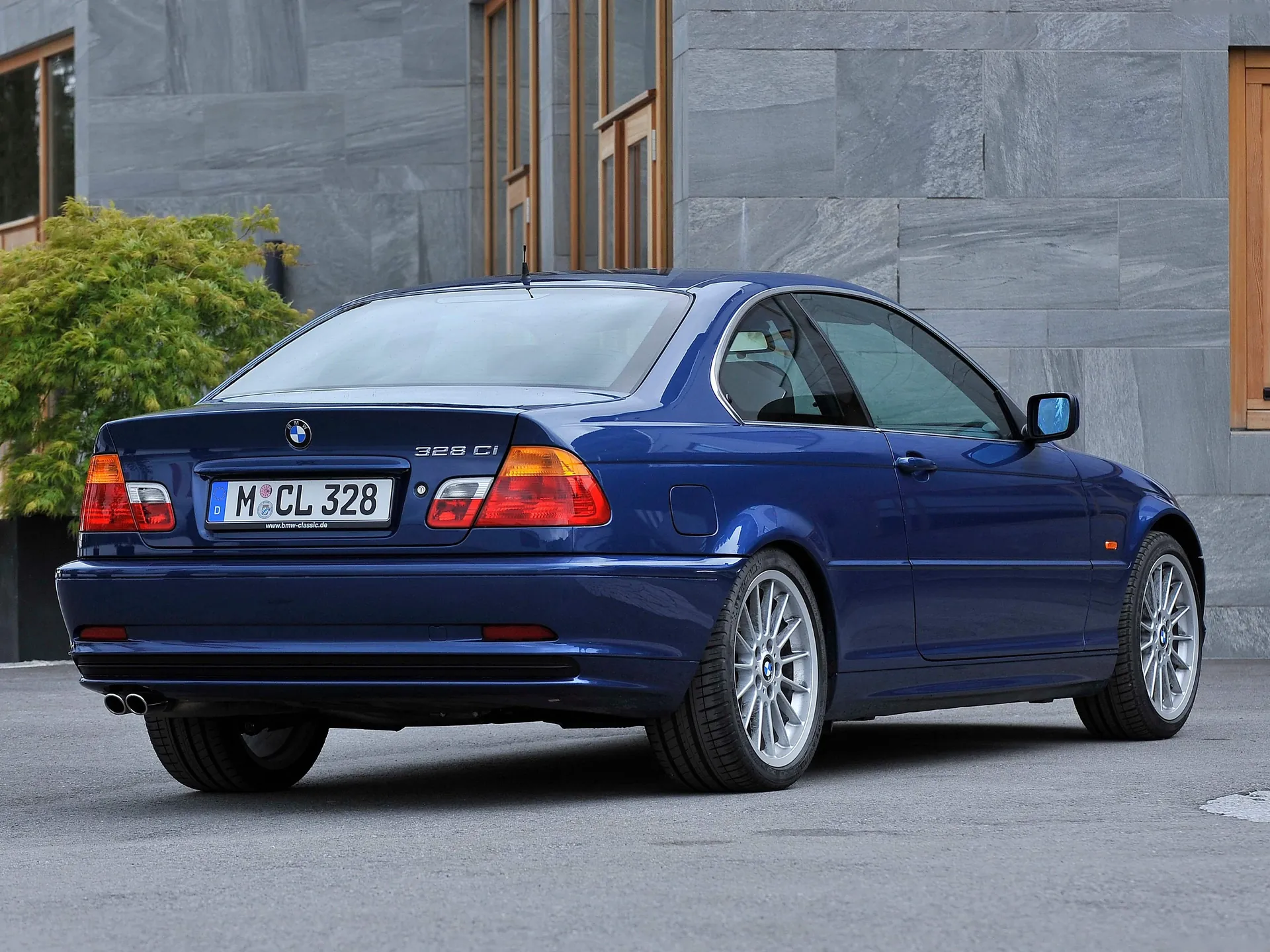 BMW 328Ci Coupe (1999) – zadní tříčtvrteční pohled