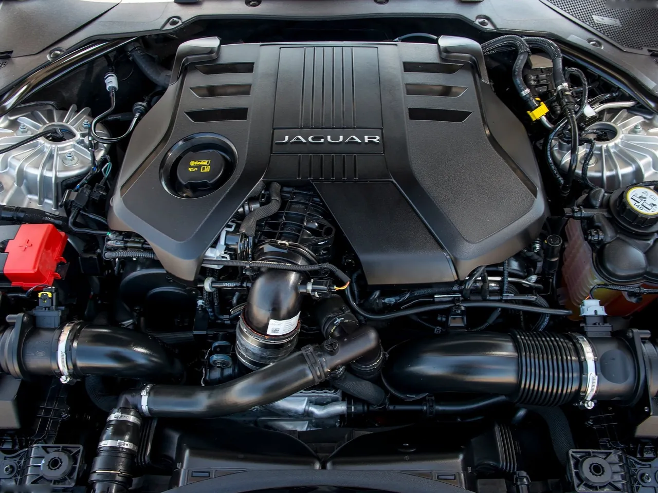Jaguar XF 30d (2016) – motorový prostor