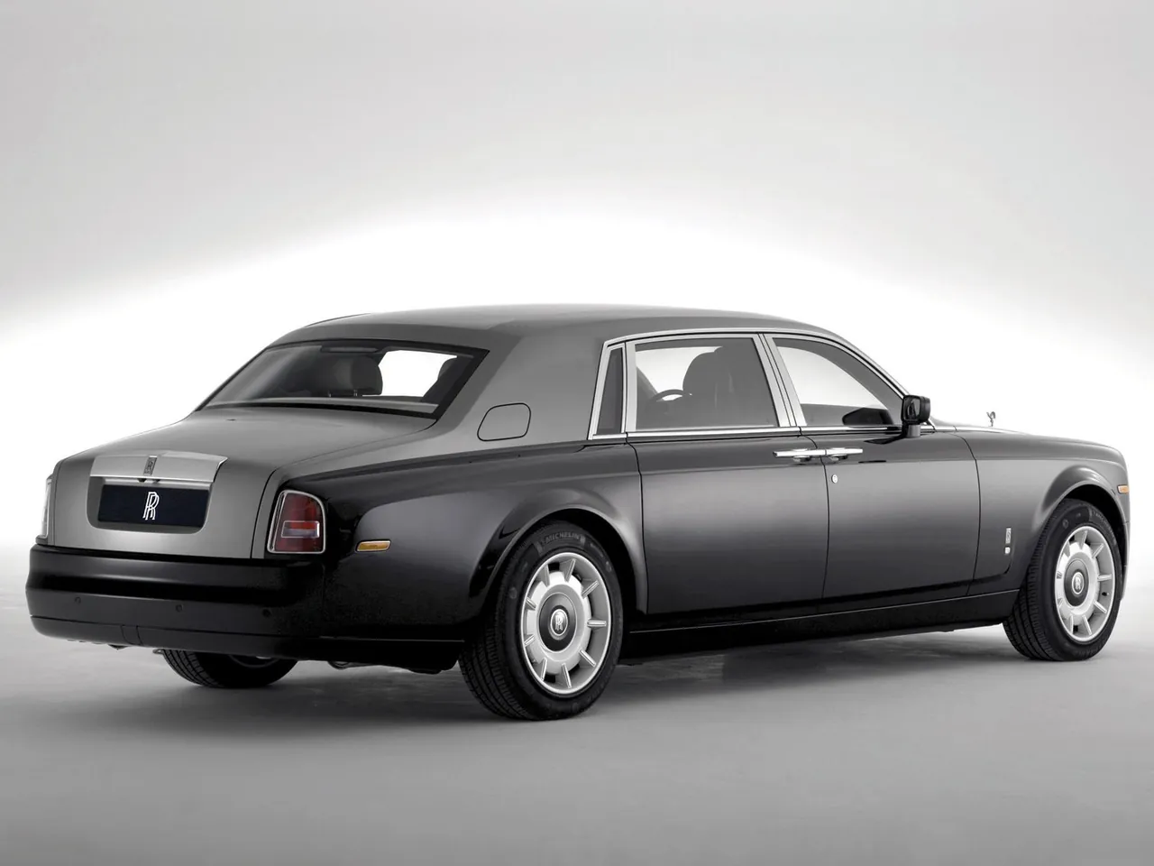 Rolls-Royce Phantom with Extended Wheelbase (2005) – zadní tříčtvrteční pohled