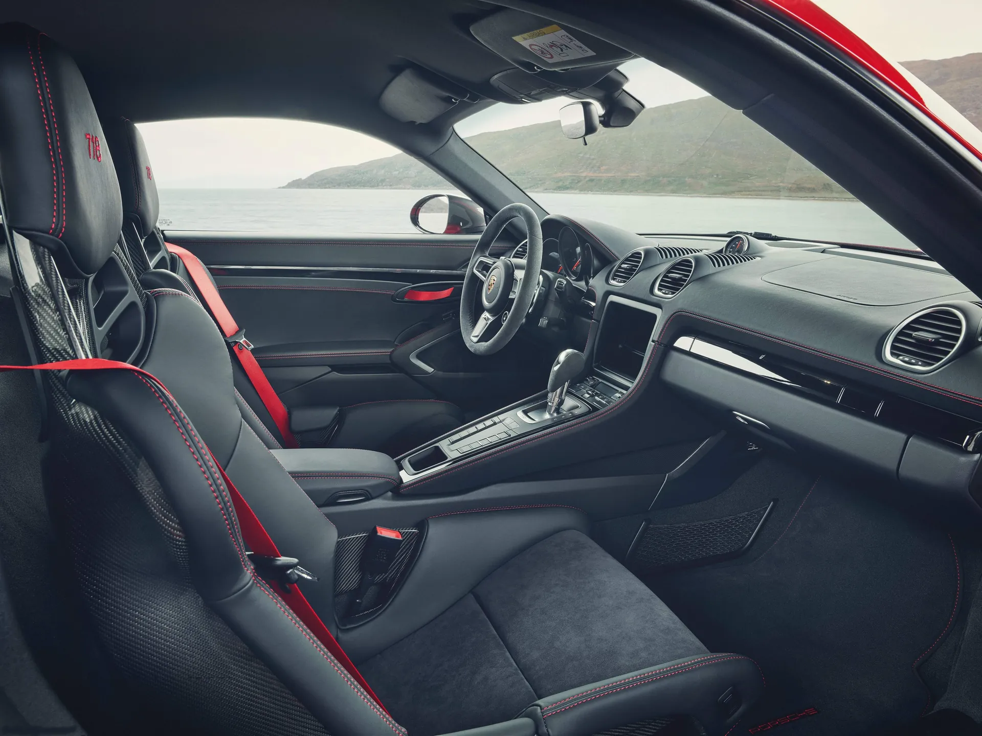 Porsche 718 Cayman T (2019) – interiér