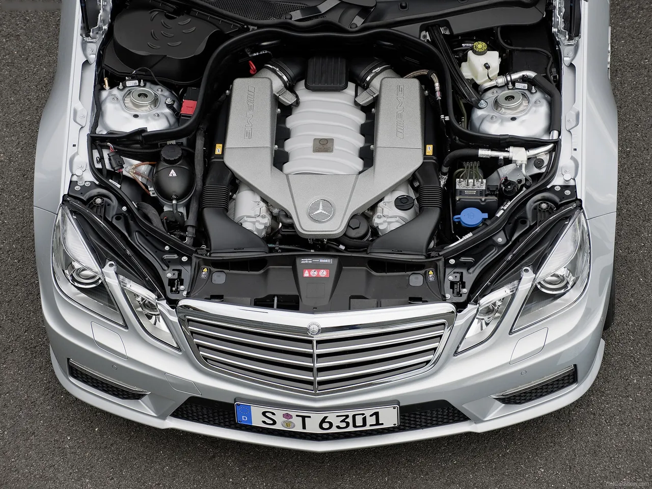Mercedes-Benz E63 AMG Estate (2010) – motorový prostor