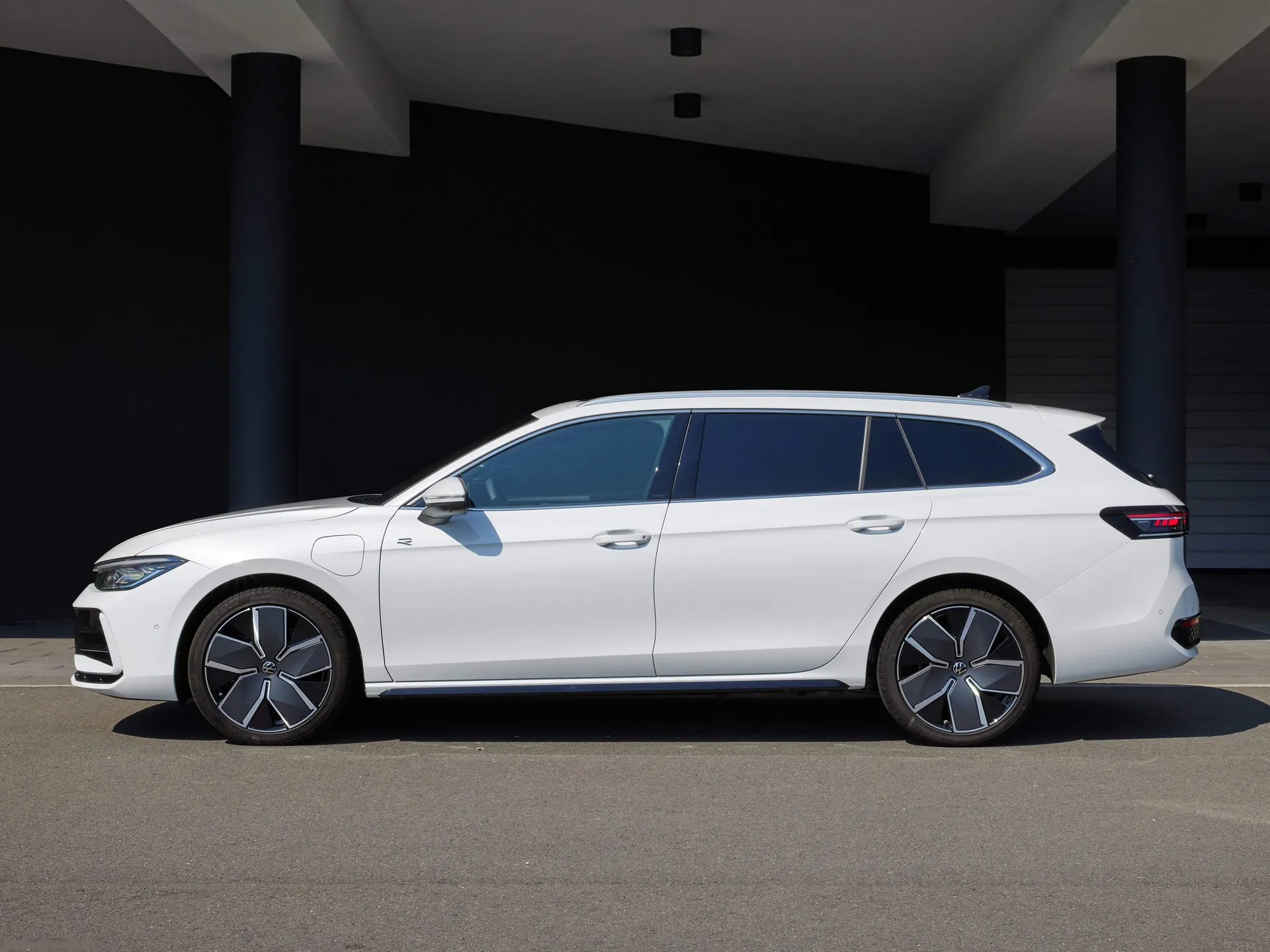 Volkswagen Passat Variant (2024) – boční profil