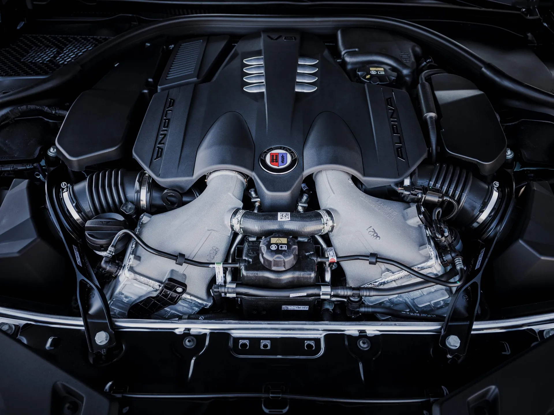 Alpina BMW B8 Gran Coupe (2022) - Engine Bay