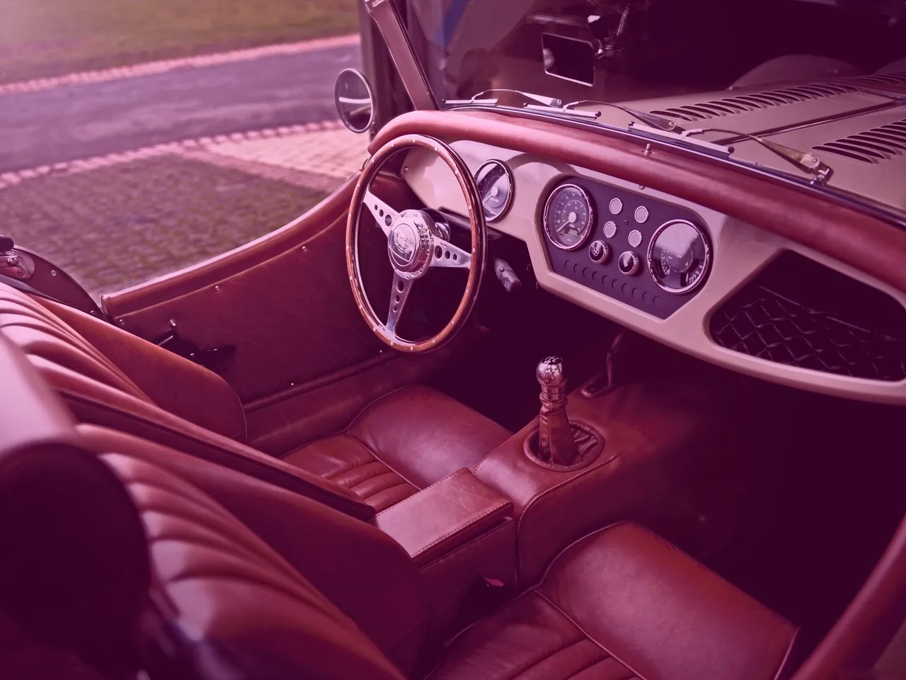Morgan Plus 4 (2012) – interiér