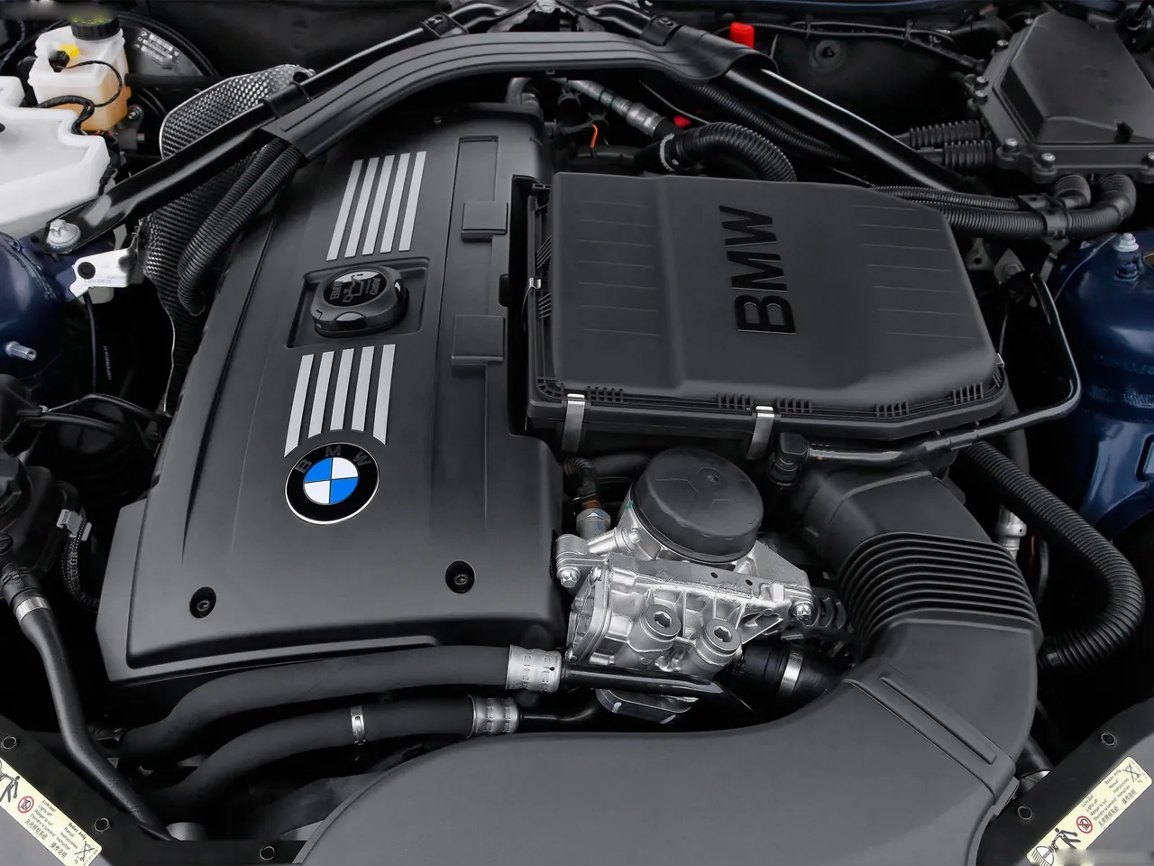 BMW Z4 [UK] (2010) – motorový prostor