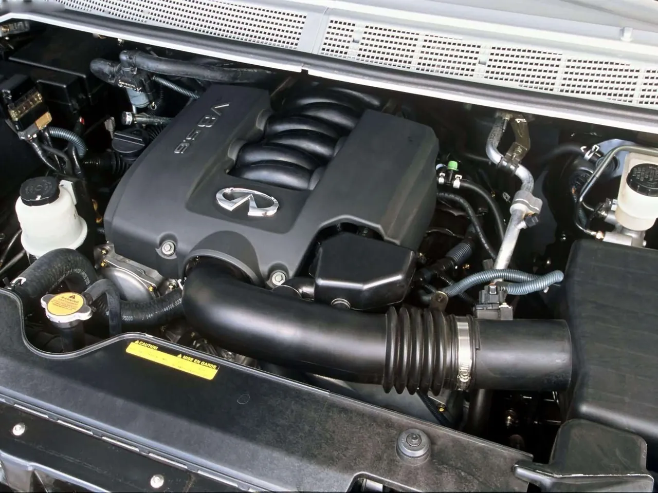 Infiniti QX56 (2004) – motorový prostor