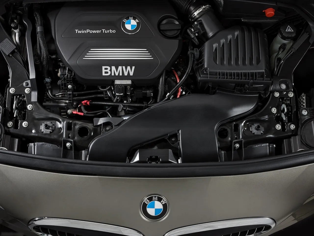 BMW 2-Series Active Tourer (2015) – motorový prostor