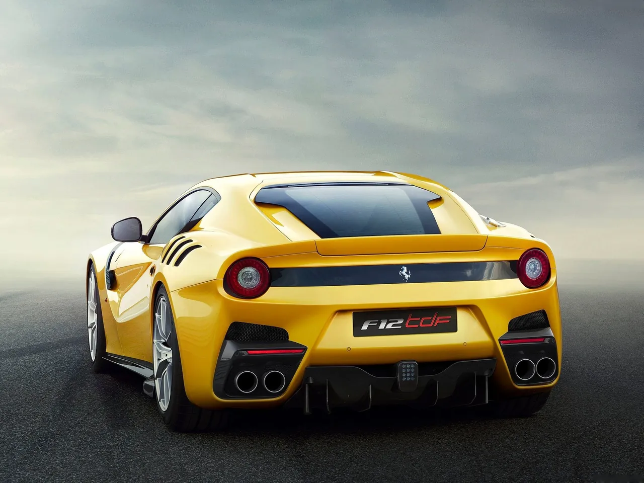 Ferrari F12tdf (2016) – zadní pohled