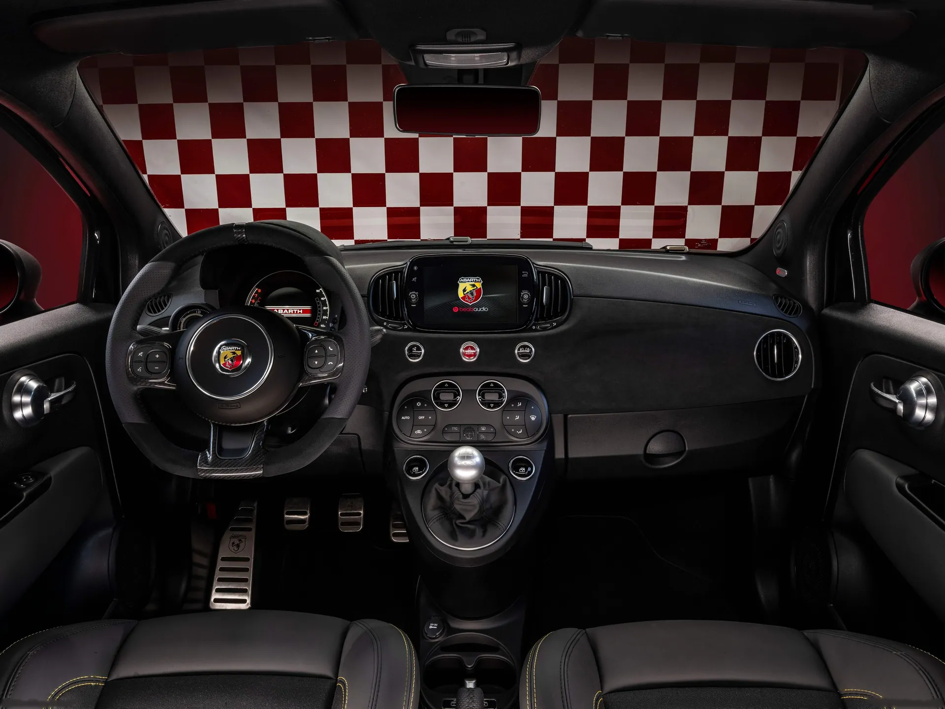 Fiat 695 Abarth 75th Anniversario (2024) – interiér