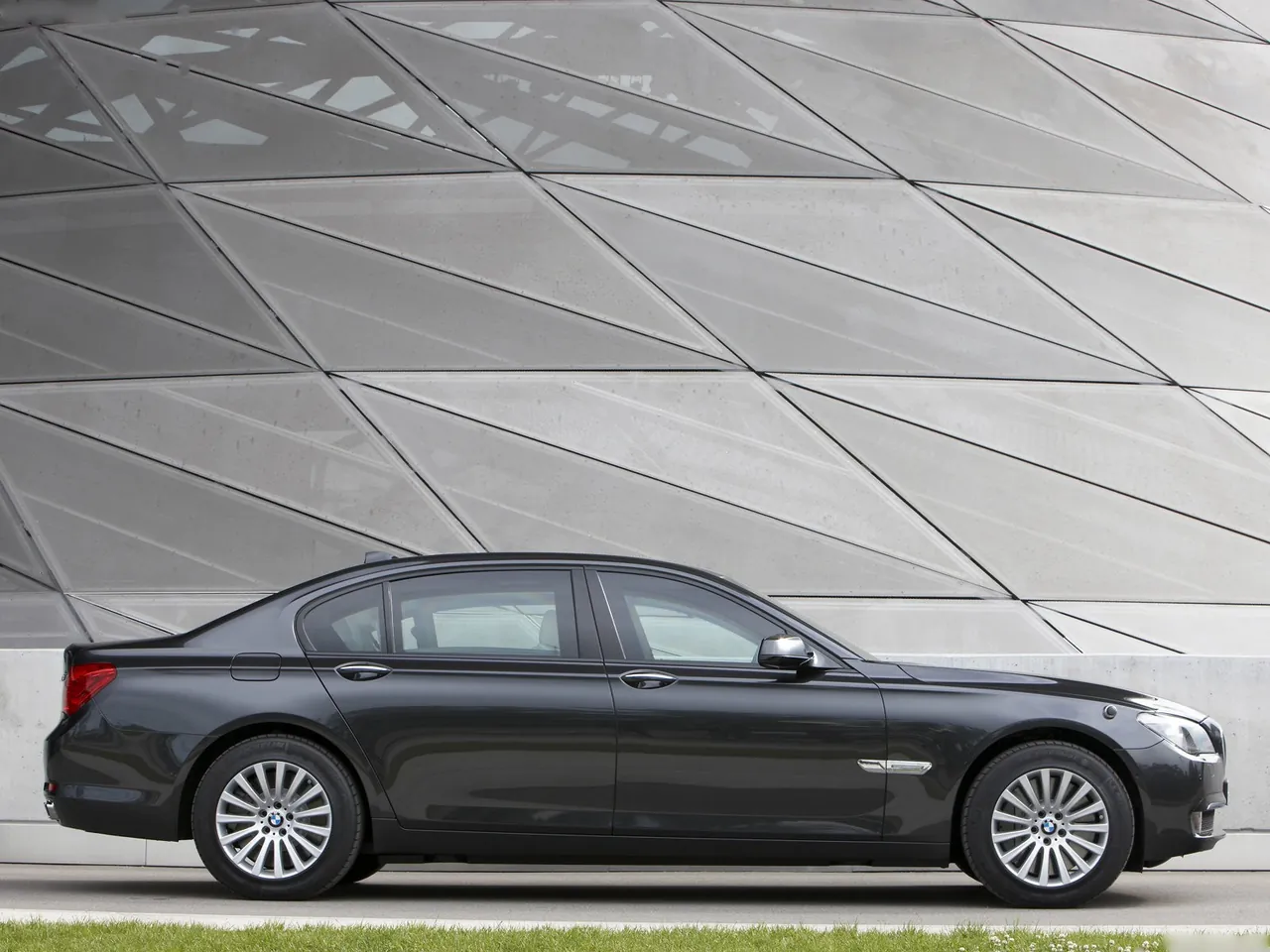 BMW 7-Series High Security (2010) – boční profil
