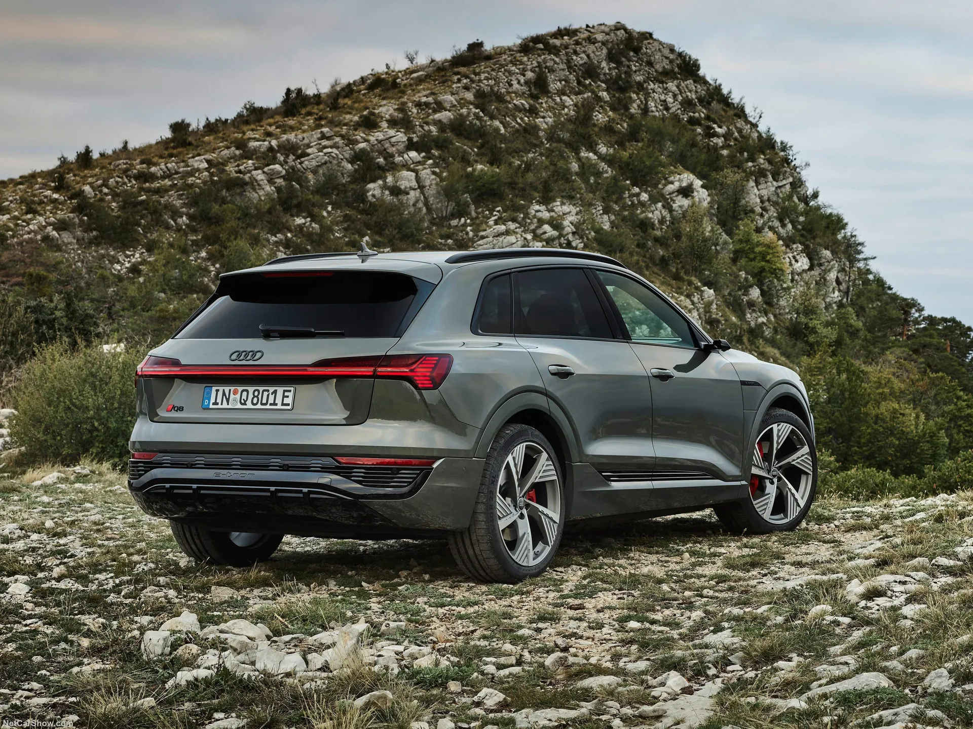 Audi Q8 e-tron quattro (2024) – zadní tříčtvrteční pohled
